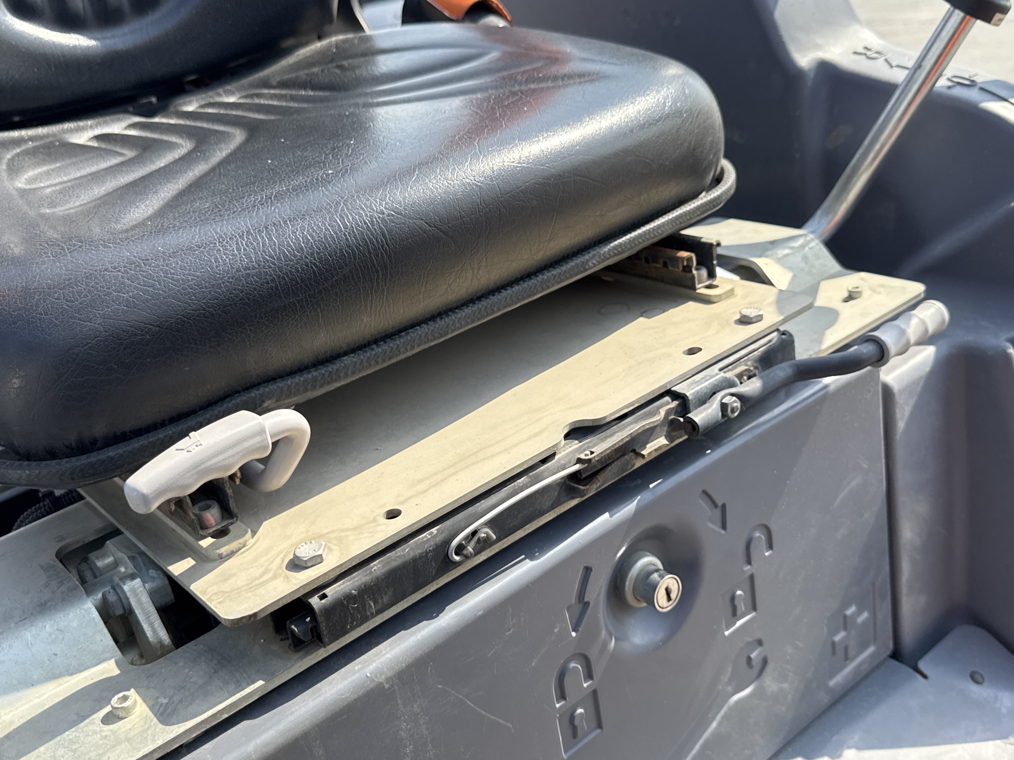 SRC-002-Hamm-HD-12-VV-Tandem-rollers-inspection-Cabin-Seats/armrests-2