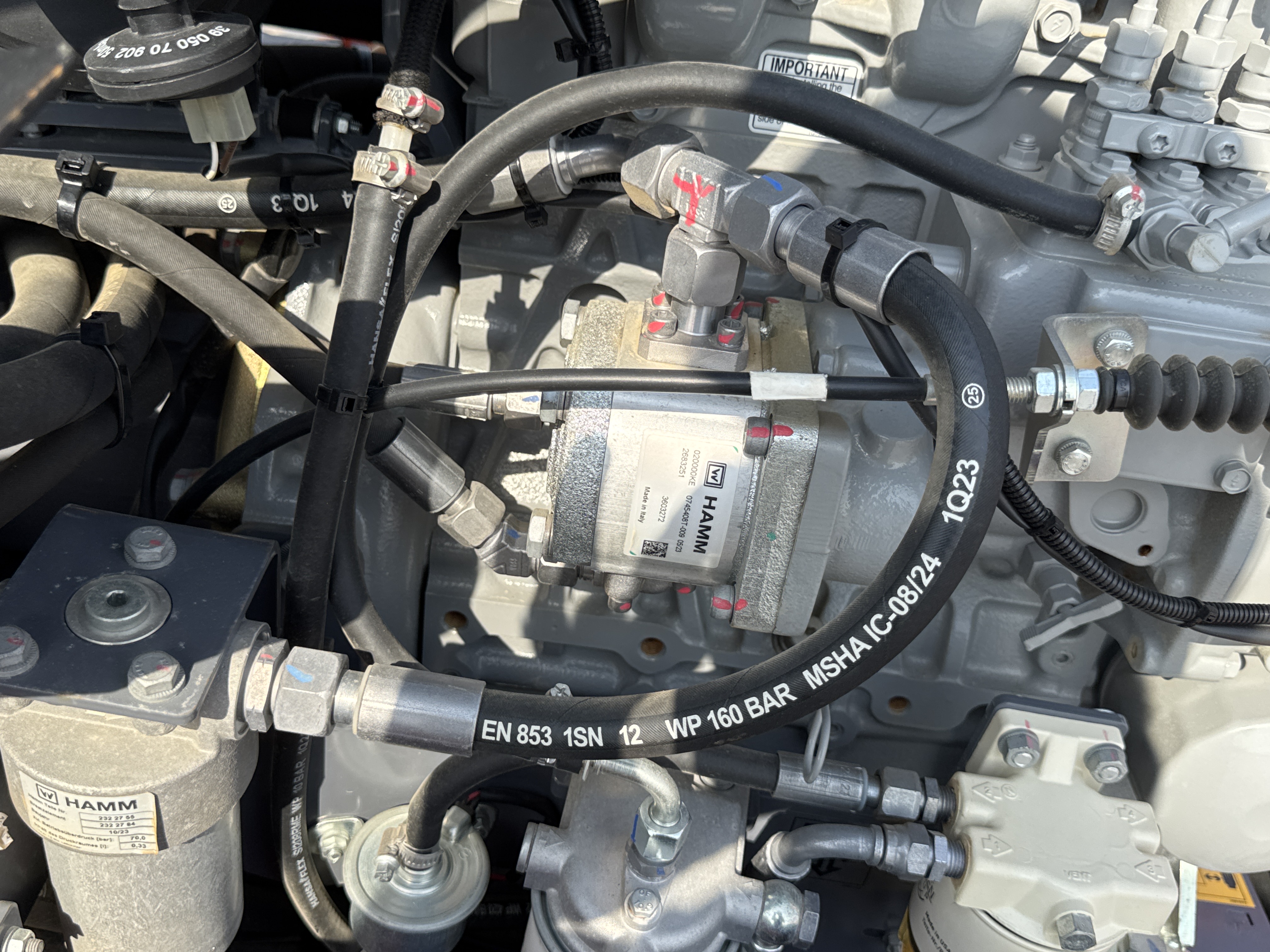SRC-002-Hamm-HD-12-VV-Tandem-rollers-inspection-Engine-Hoses-2