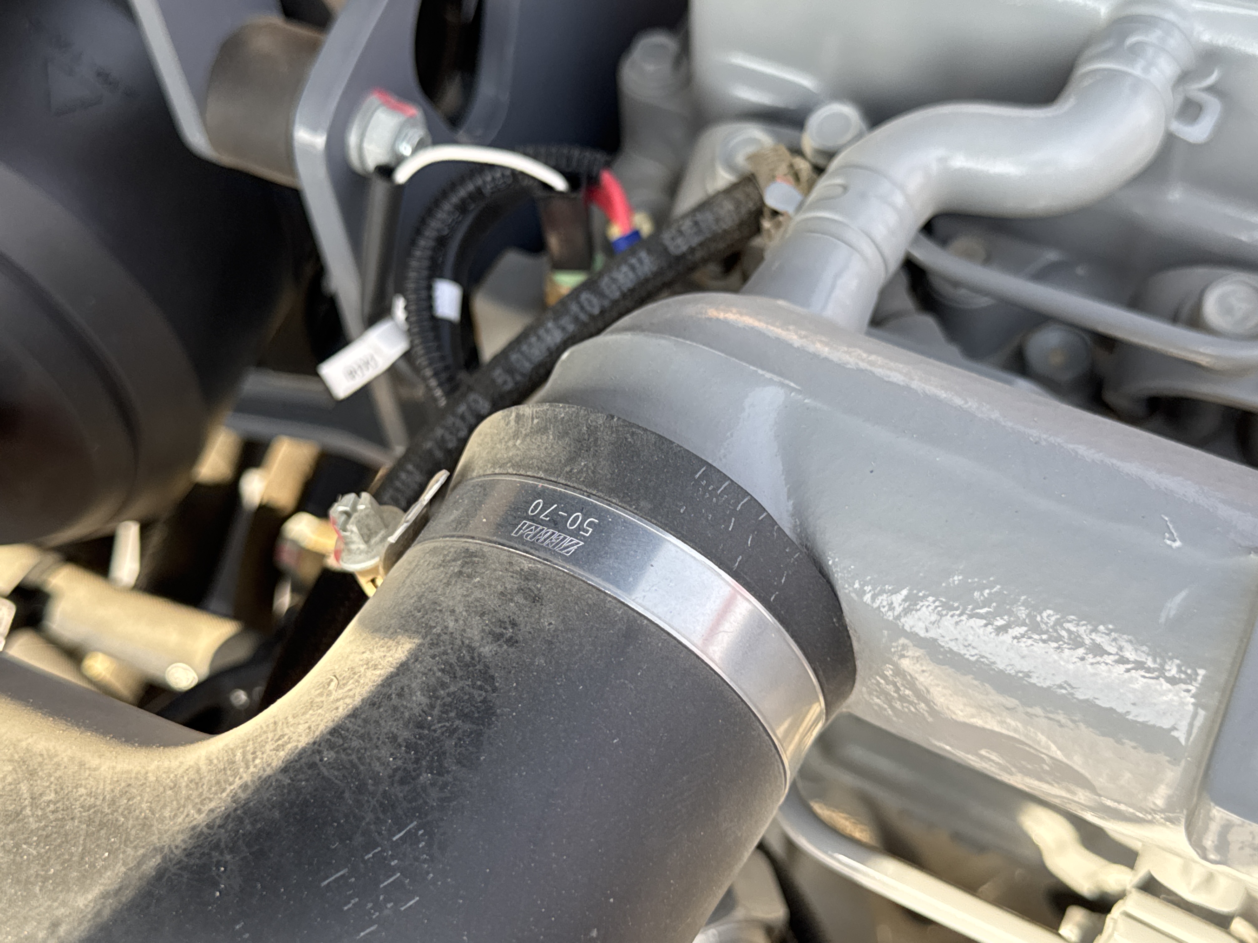 SRC-002-Hamm-HD-12-VV-Tandem-rollers-inspection-Engine-Hoses-2