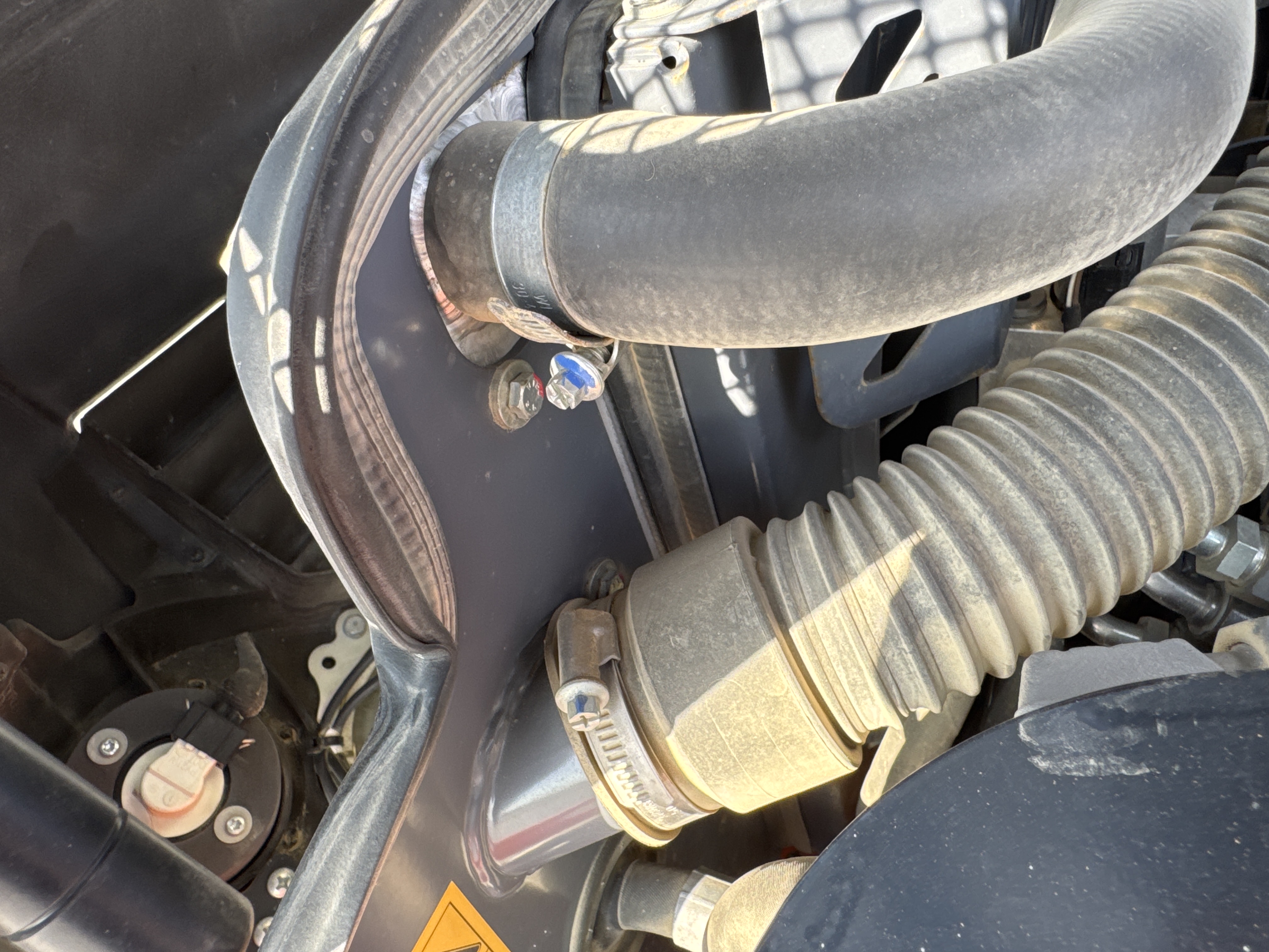 SRC-002-Hamm-HD-12-VV-Tandem-rollers-inspection-Engine-Hoses-2