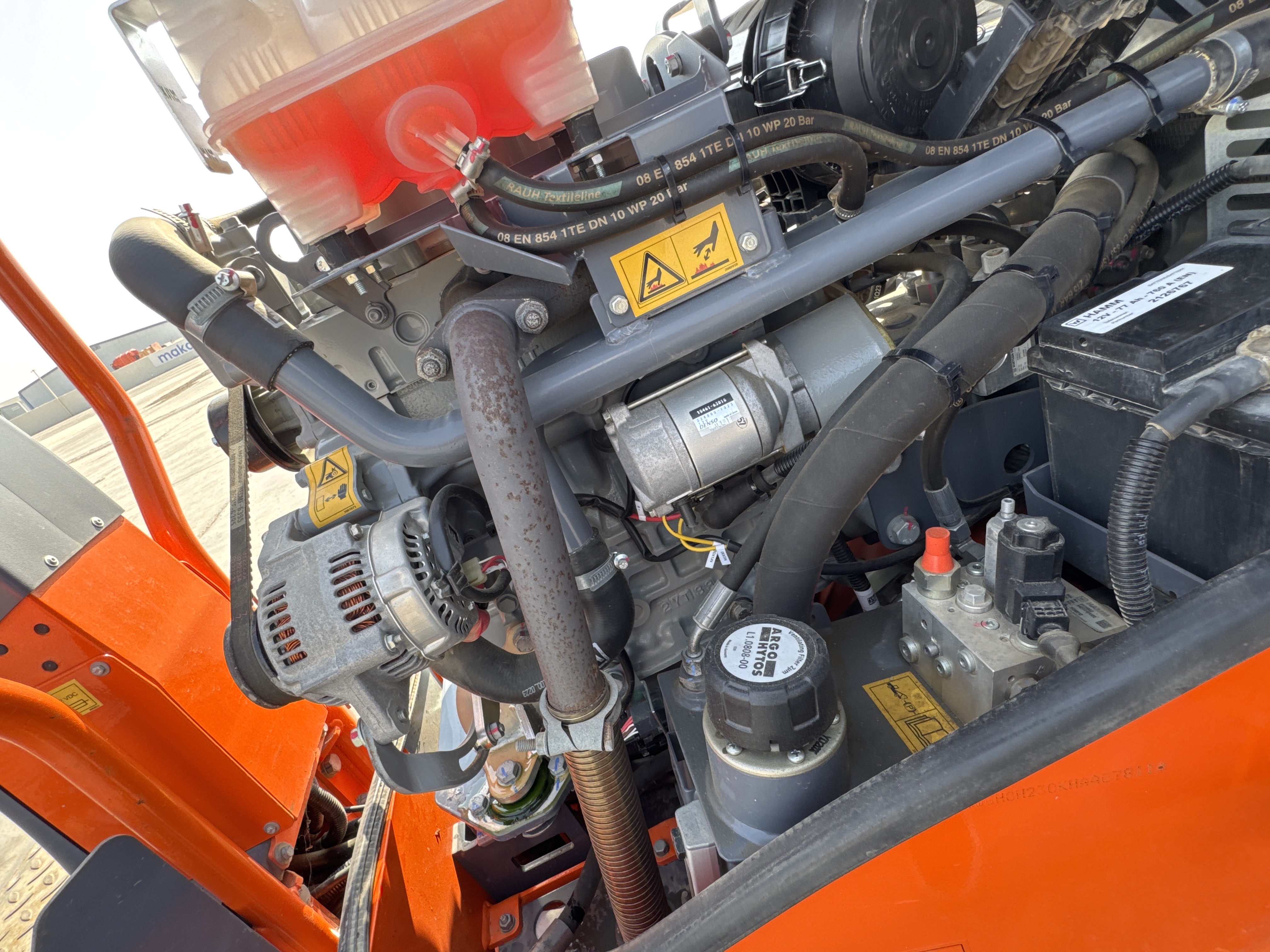 SRC-002-Hamm-HD-12-VV-Tandem-rollers-inspection-Engine-Engine-oil-leaks-2