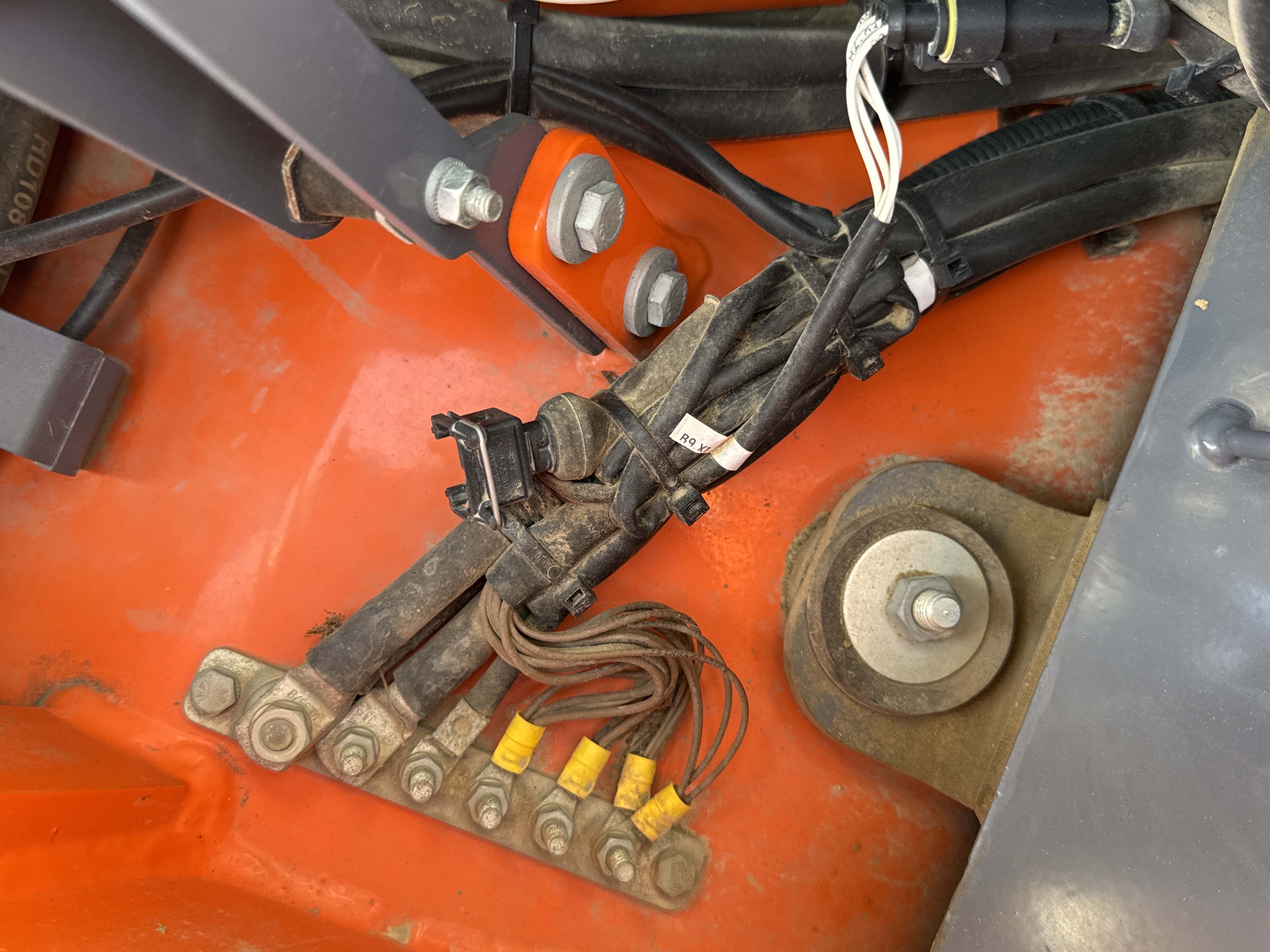 SRC-002-Hamm-HD-12-VV-Tandem-rollers-inspection-Electronics-Main-harness-2