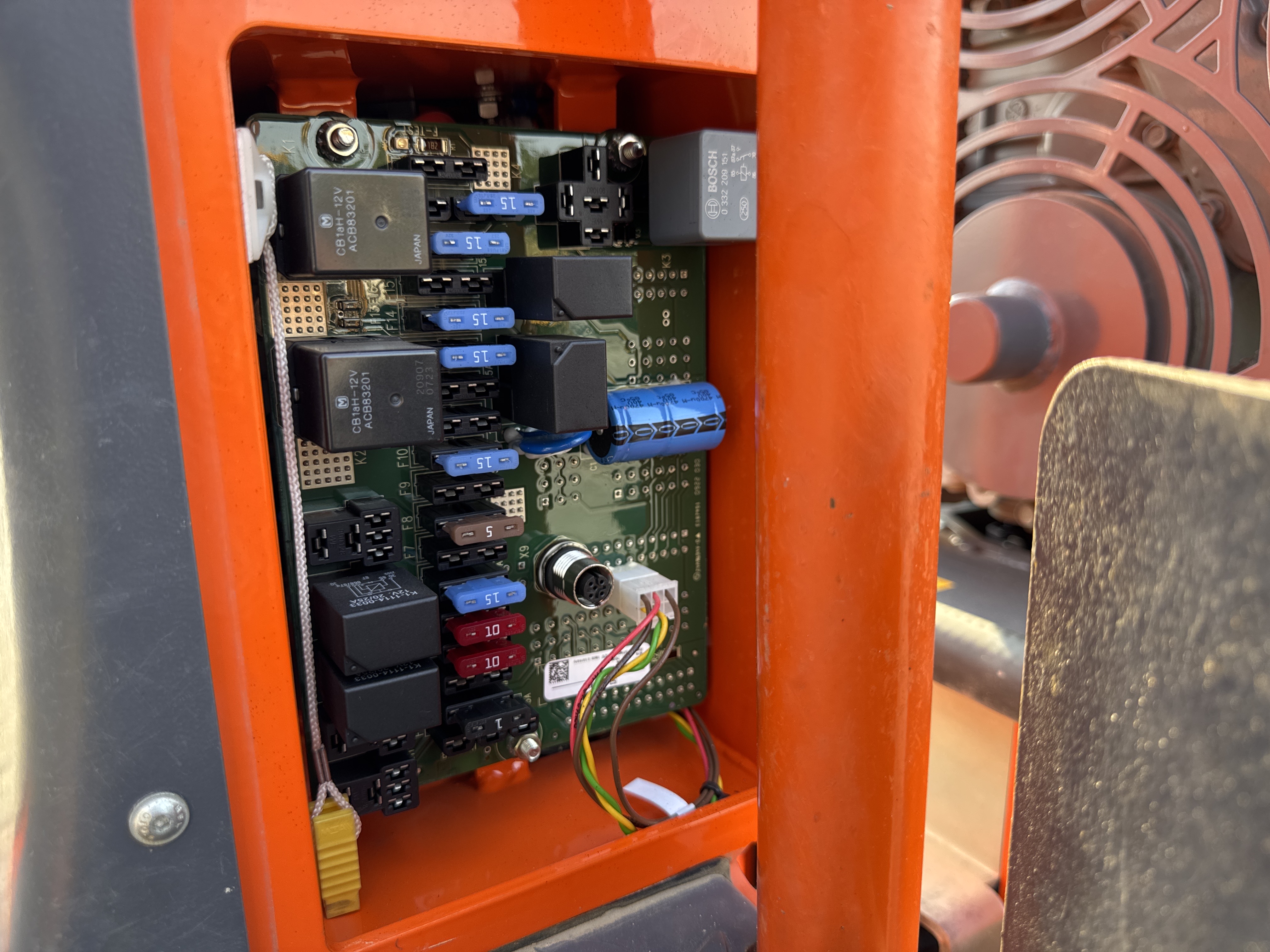 SRC-002-Hamm-HD-12-VV-Tandem-rollers-inspection-Electronics-Fuse-box-2