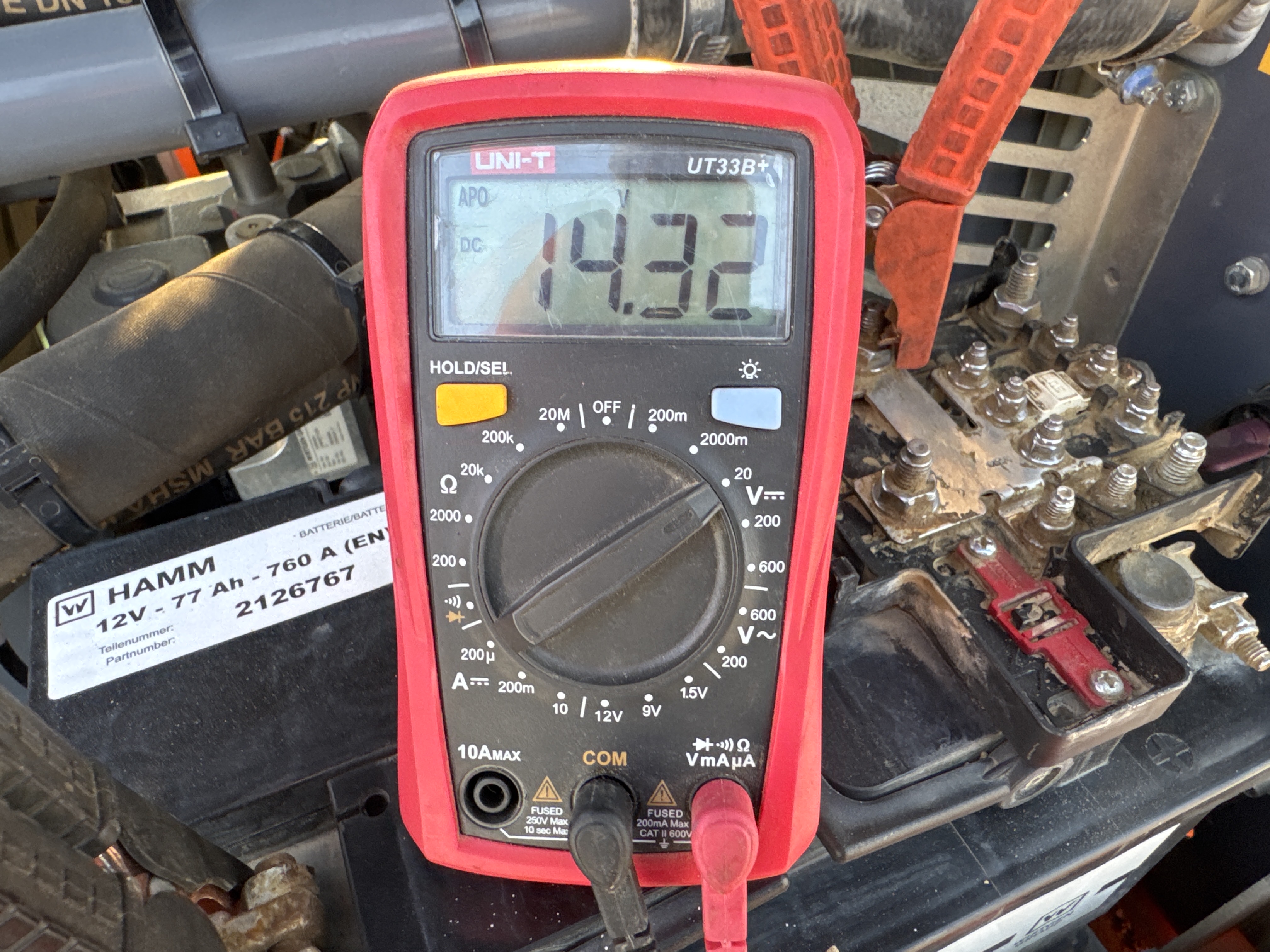 SRC-002-Hamm-HD-12-VV-Tandem-rollers-inspection-Electronics-Battery-2