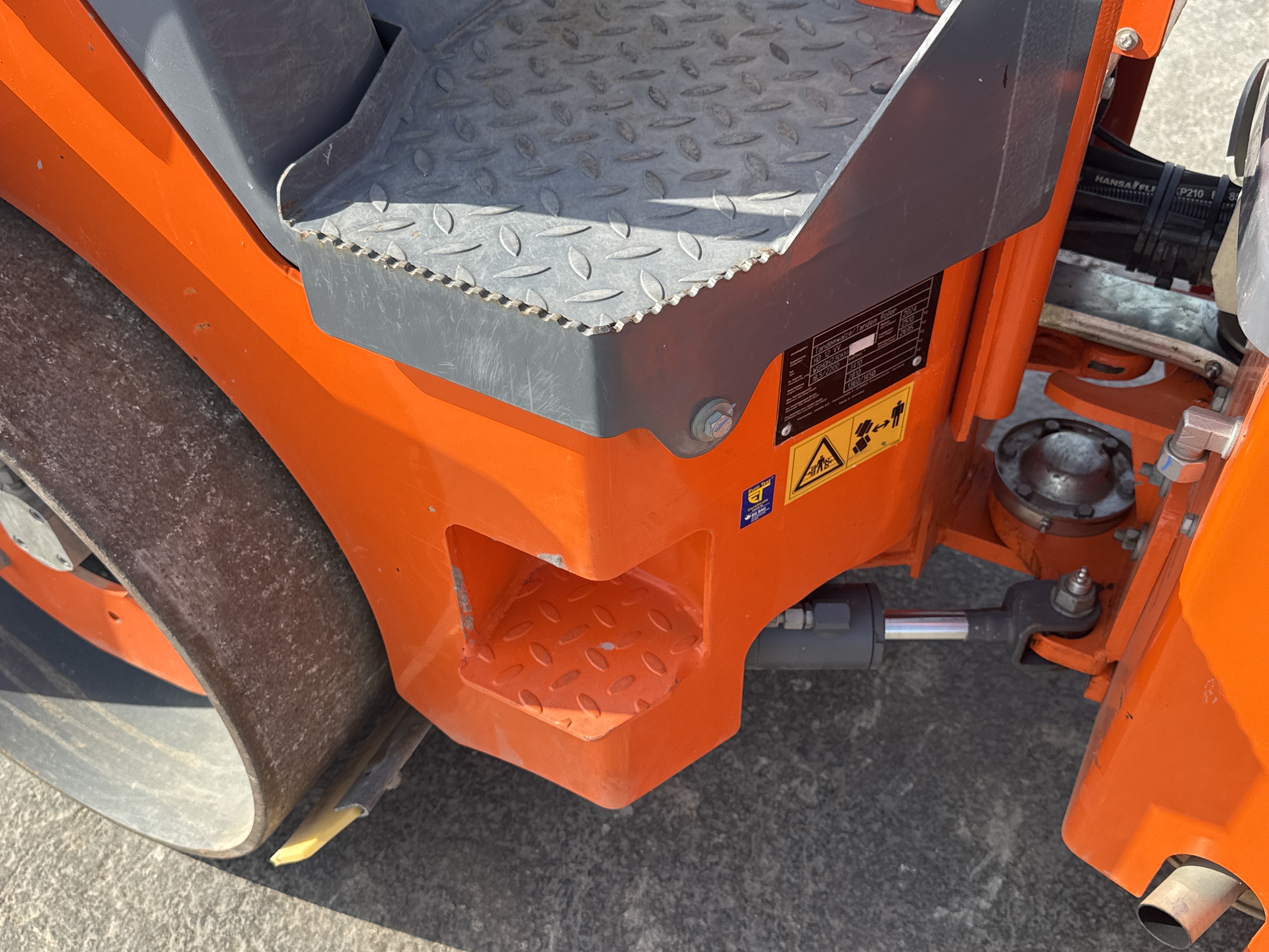SRC-002-Hamm-HD-12-VV-Tandem-rollers-inspection-Structure-Steps/ladders-2
