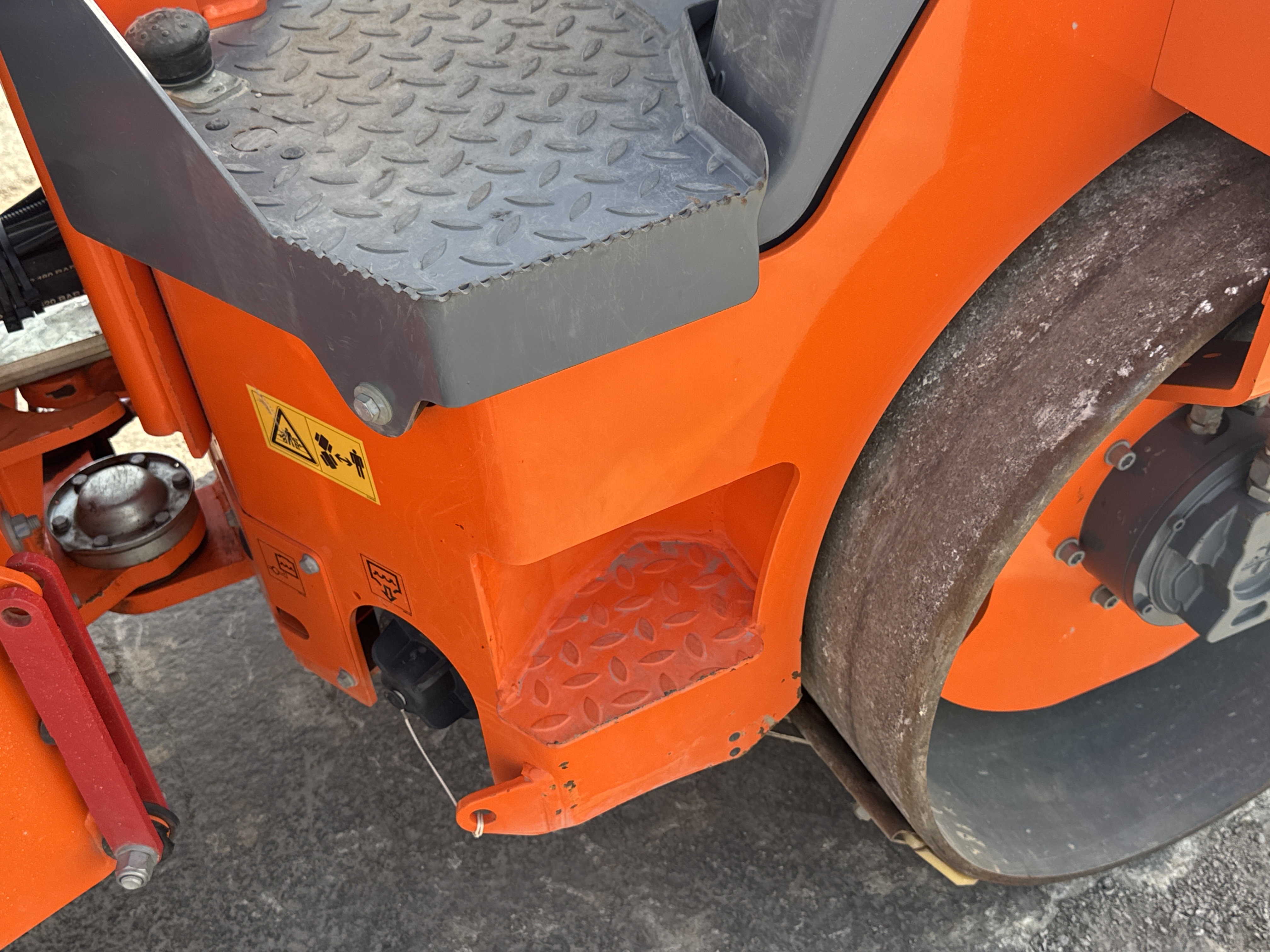 SRC-002-Hamm-HD-12-VV-Tandem-rollers-inspection-Structure-Steps/ladders-2