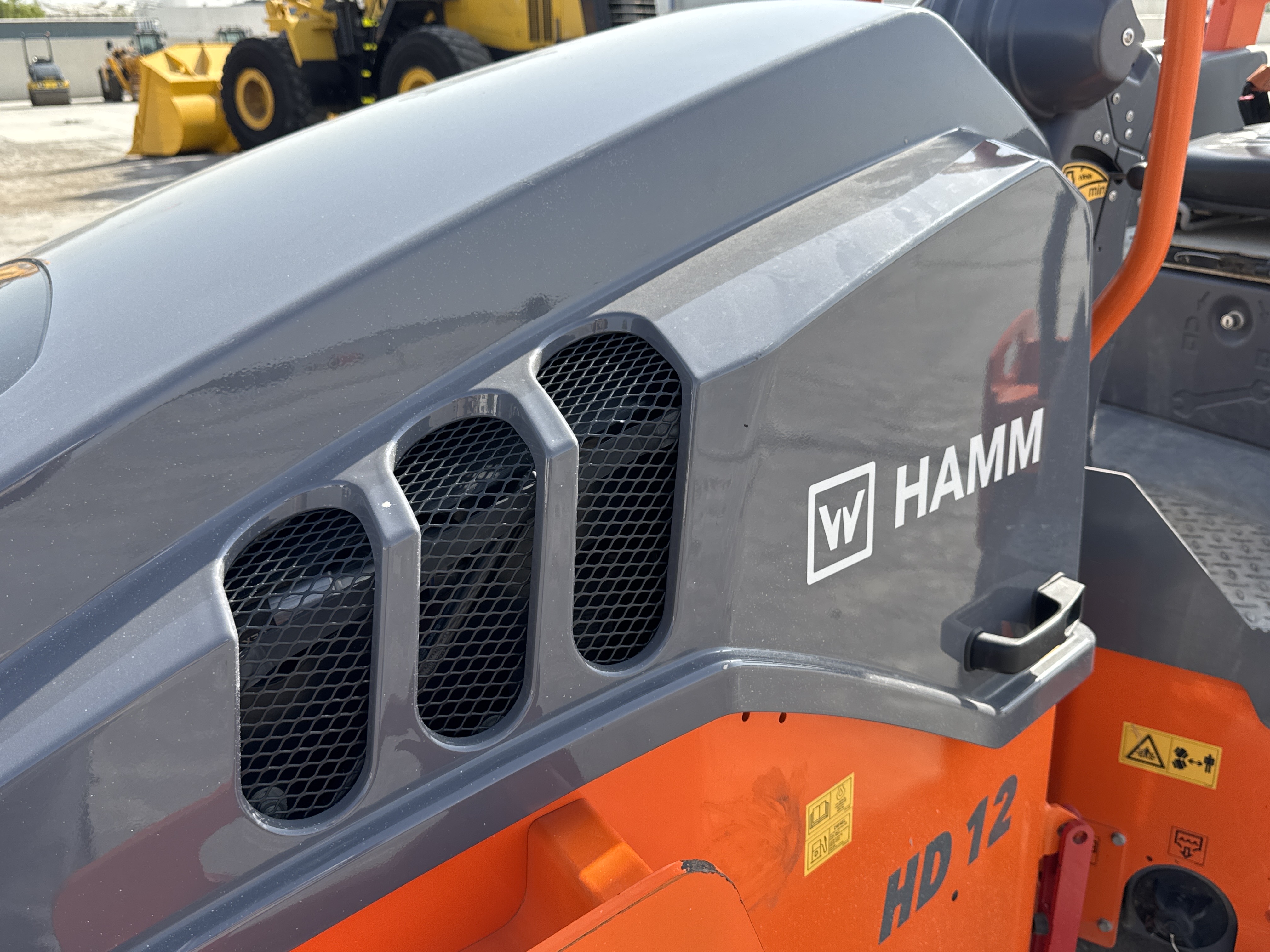 SRC-002-Hamm-HD-12-VV-Tandem-rollers-inspection-Structure-Sheet-metal-(fiberglass)-2