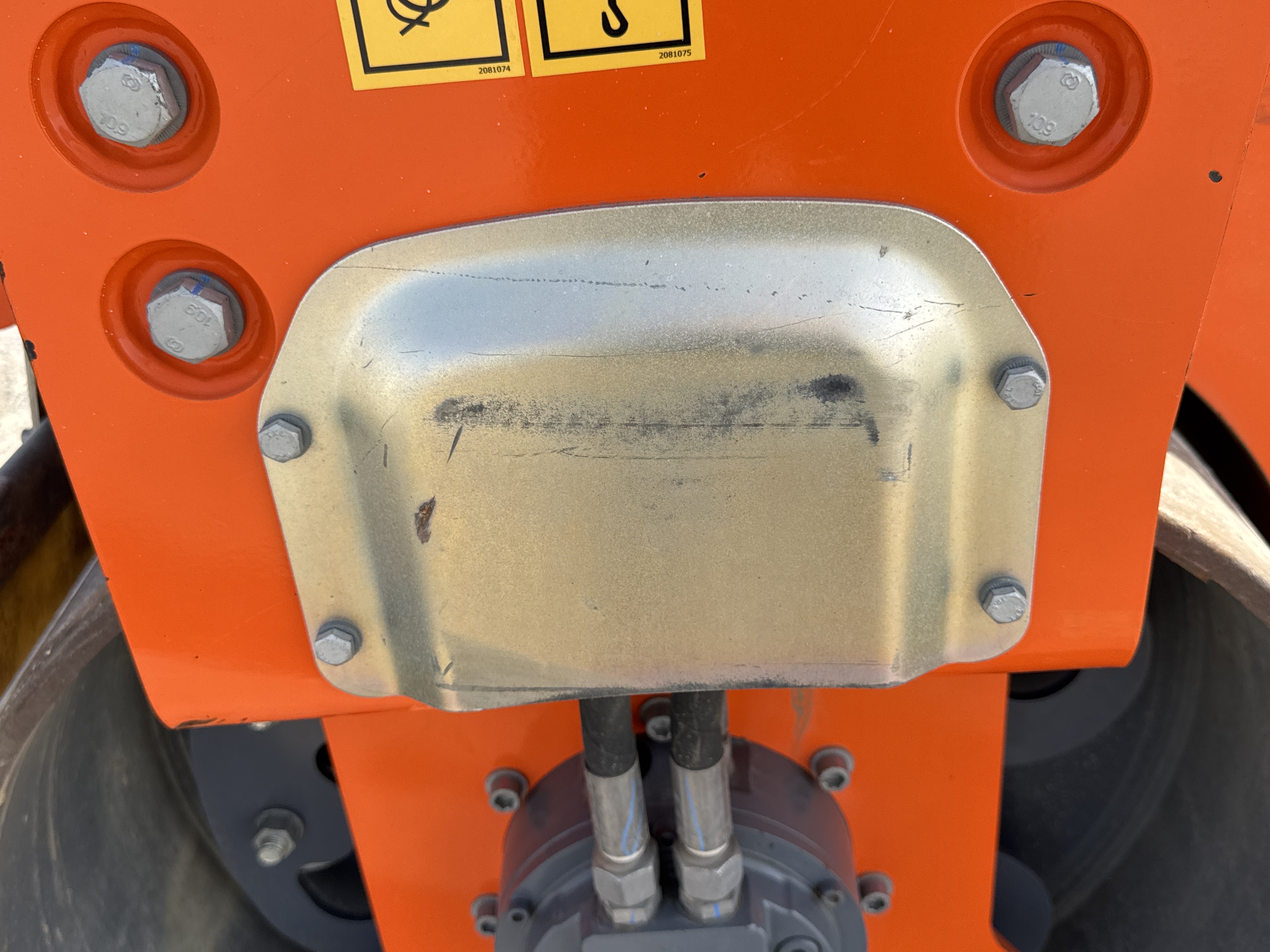 SRC-002-Hamm-HD-12-VV-Tandem-rollers-inspection-Structure-Sheet-metal-(fiberglass)-2
