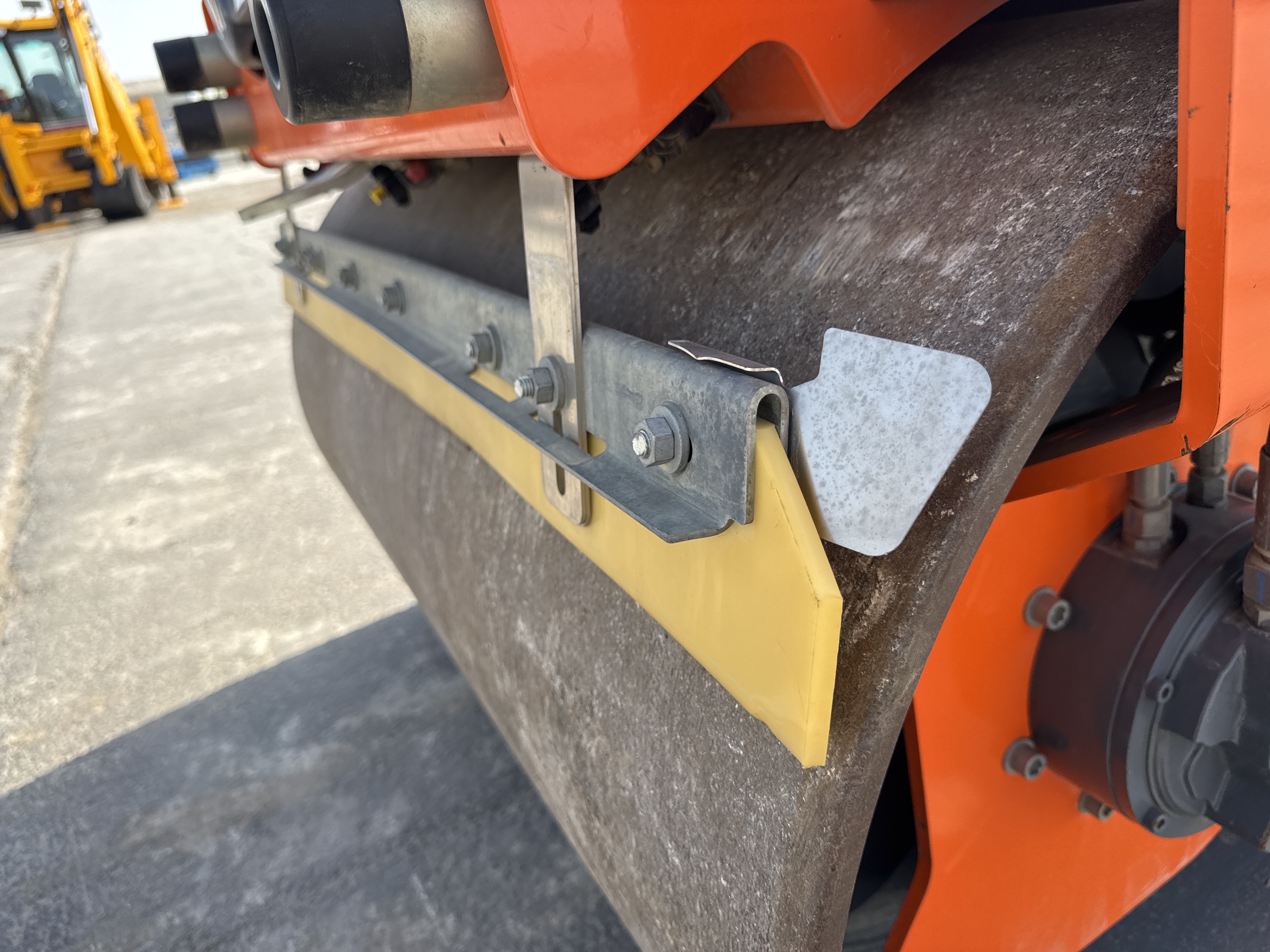 SRC-002-Hamm-HD-12-VV-Tandem-rollers-inspection-Structure-Front-scrapers-2