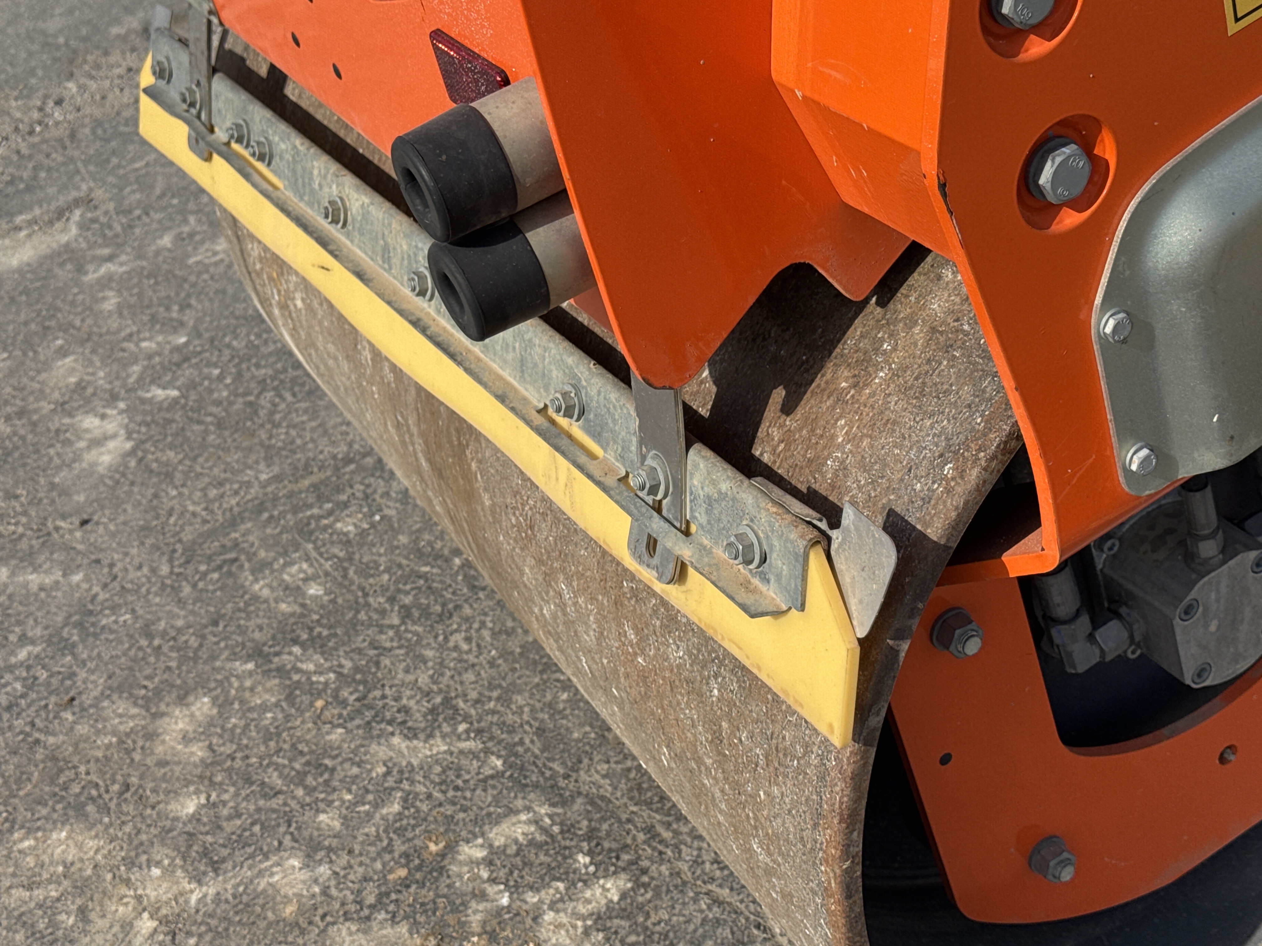 SRC-002-Hamm-HD-12-VV-Tandem-rollers-inspection-Structure-Rear-scrapers-2