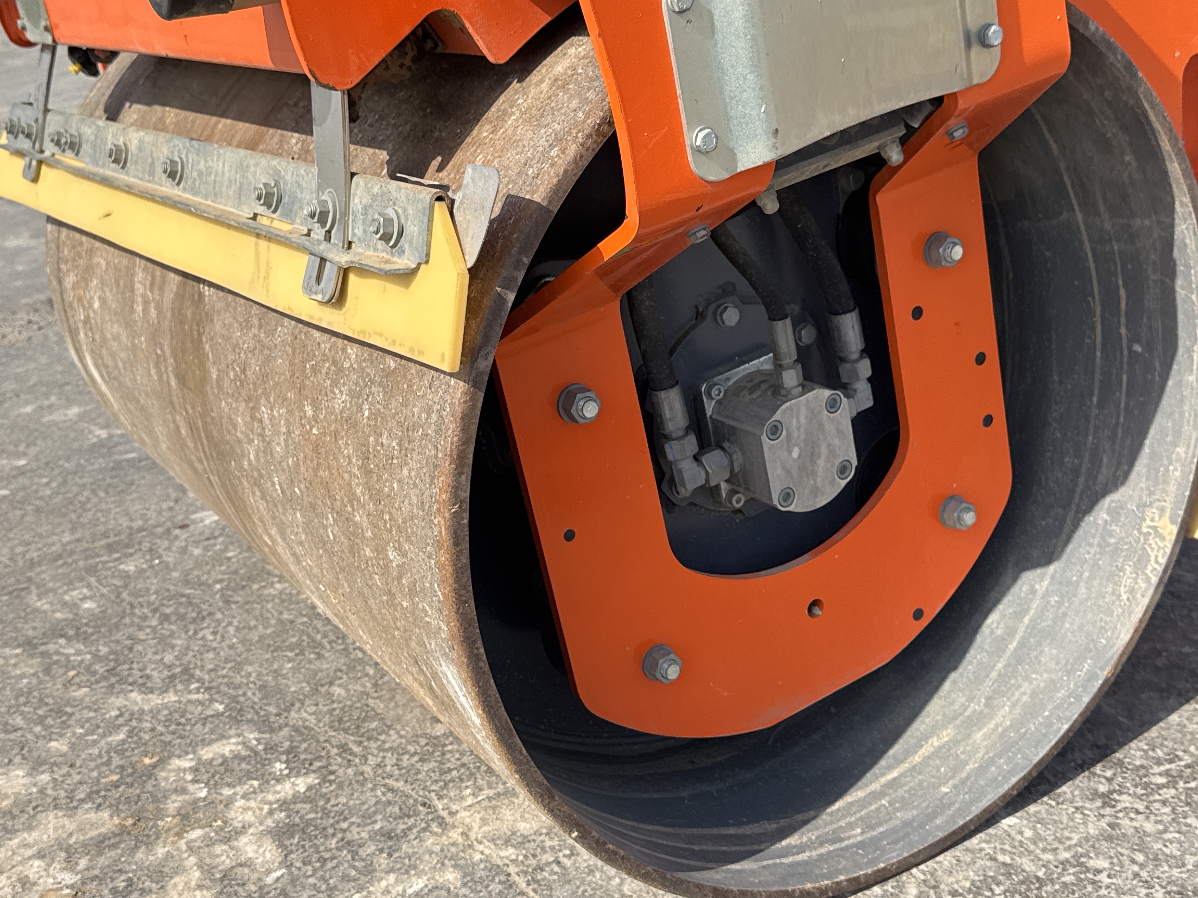 SRC-002-Hamm-HD-12-VV-Tandem-rollers-inspection-Chassis-Rear-drum-2