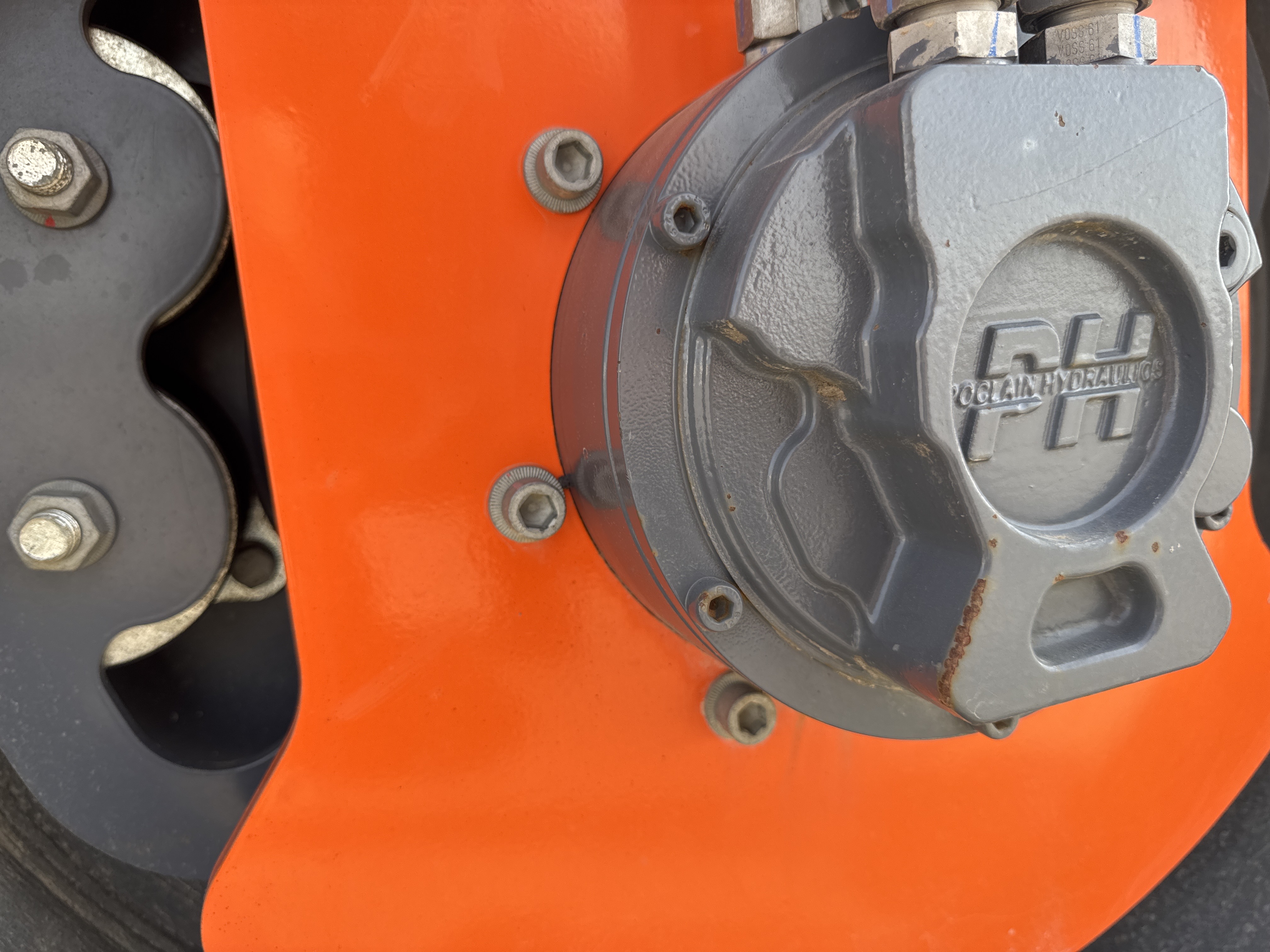 SRC-002-Hamm-HD-12-VV-Tandem-rollers-inspection-Chassis-Front-drum-mounting-bolts-2
