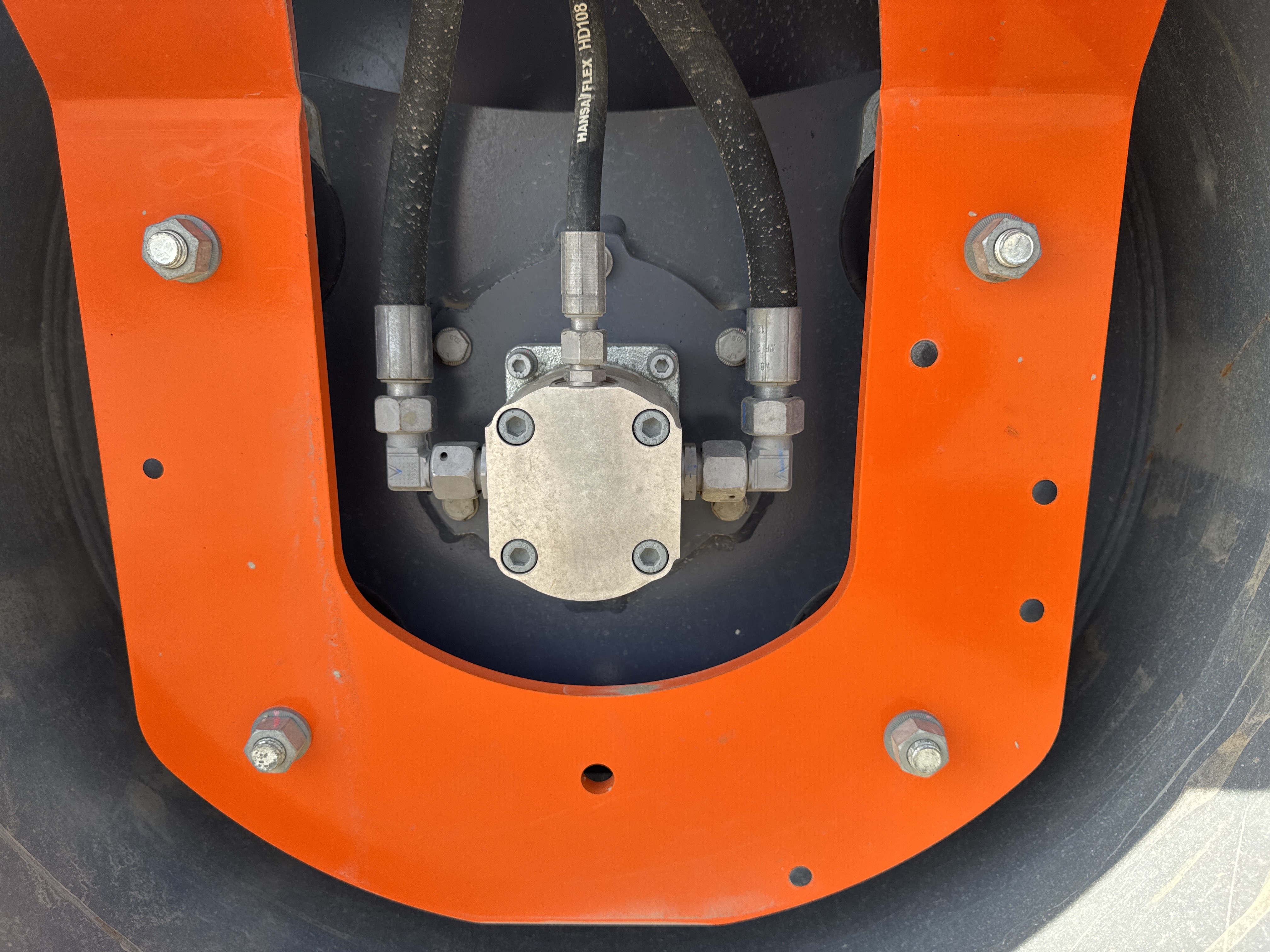 SRC-002-Hamm-HD-12-VV-Tandem-rollers-inspection-Chassis-Front-drum-mounting-bolts-2