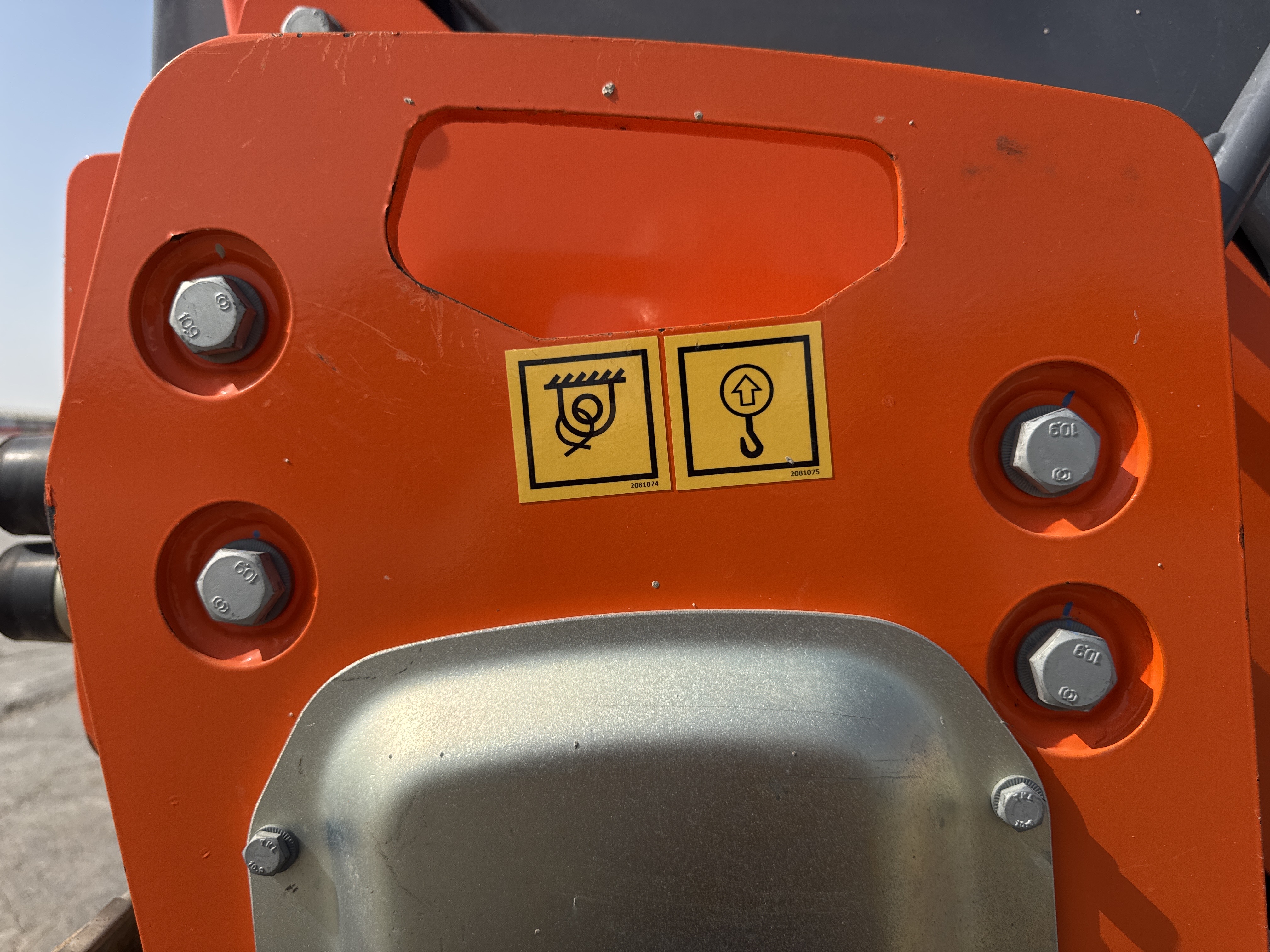 SRC-002-Hamm-HD-12-VV-Tandem-rollers-inspection-Chassis-Rear-drum-mounting-bolts-2