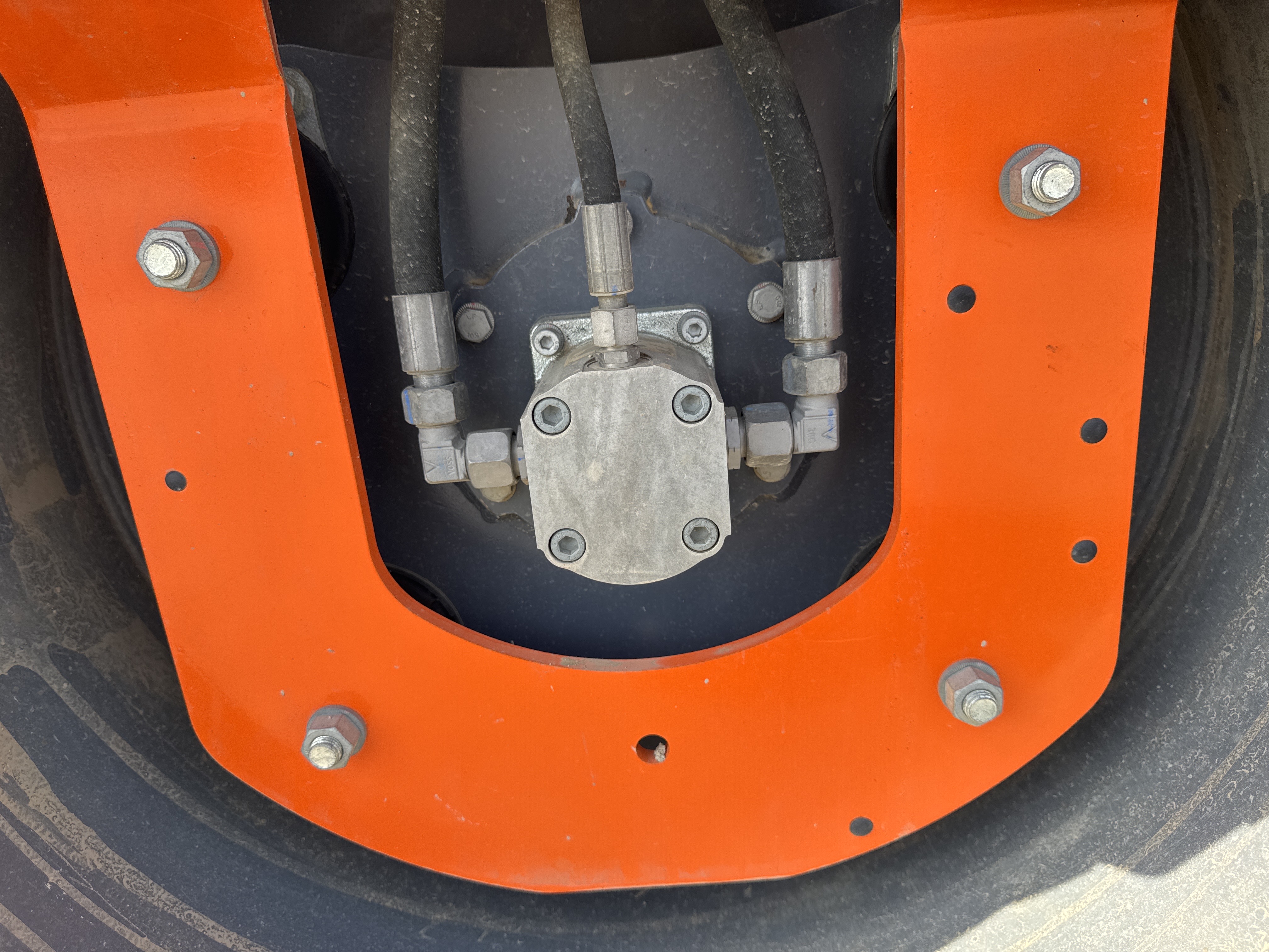 SRC-002-Hamm-HD-12-VV-Tandem-rollers-inspection-Chassis-Rear-drum-mounting-bolts-2