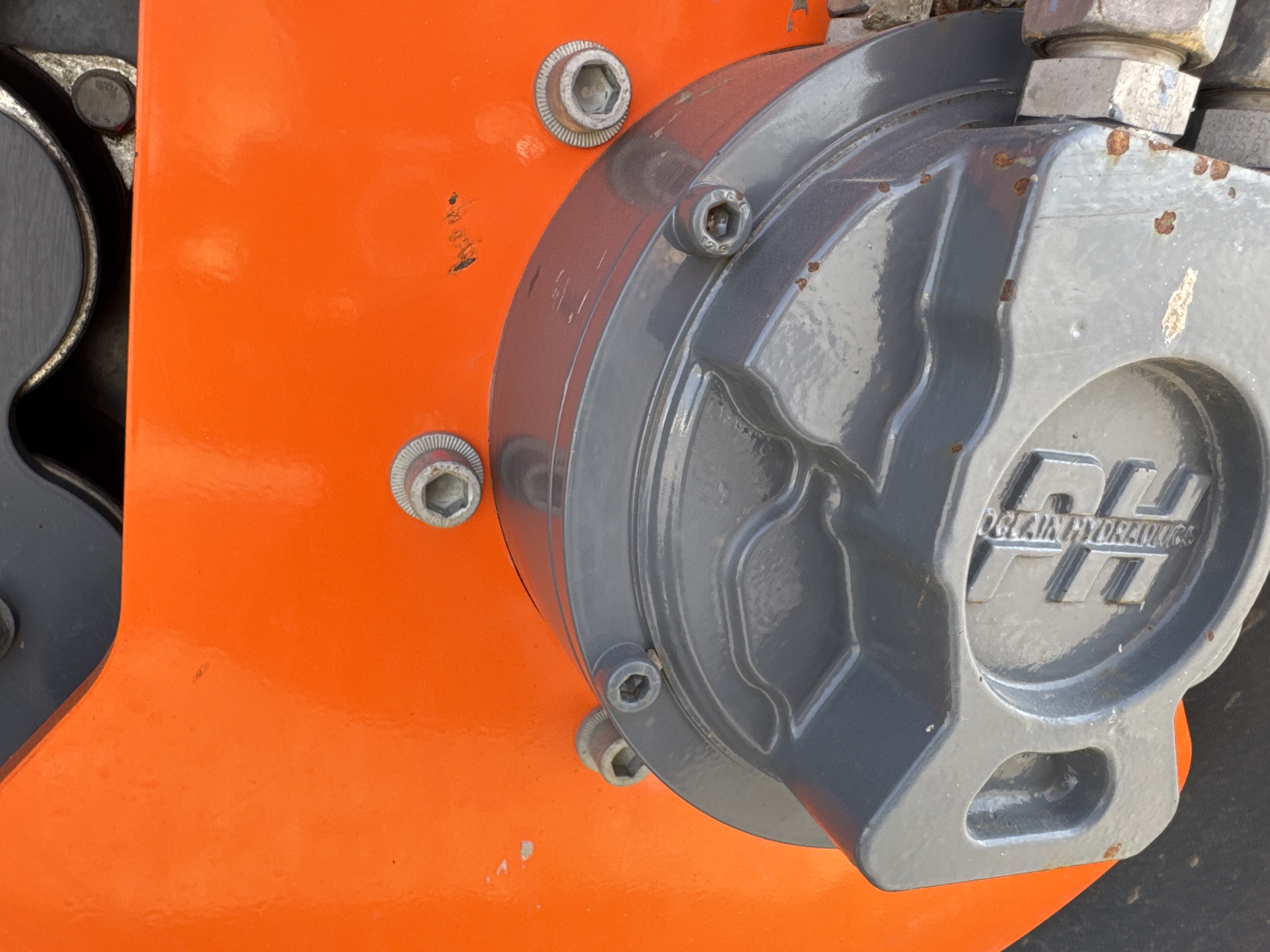SRC-002-Hamm-HD-12-VV-Tandem-rollers-inspection-Chassis-Rear-drum-mounting-bolts-2