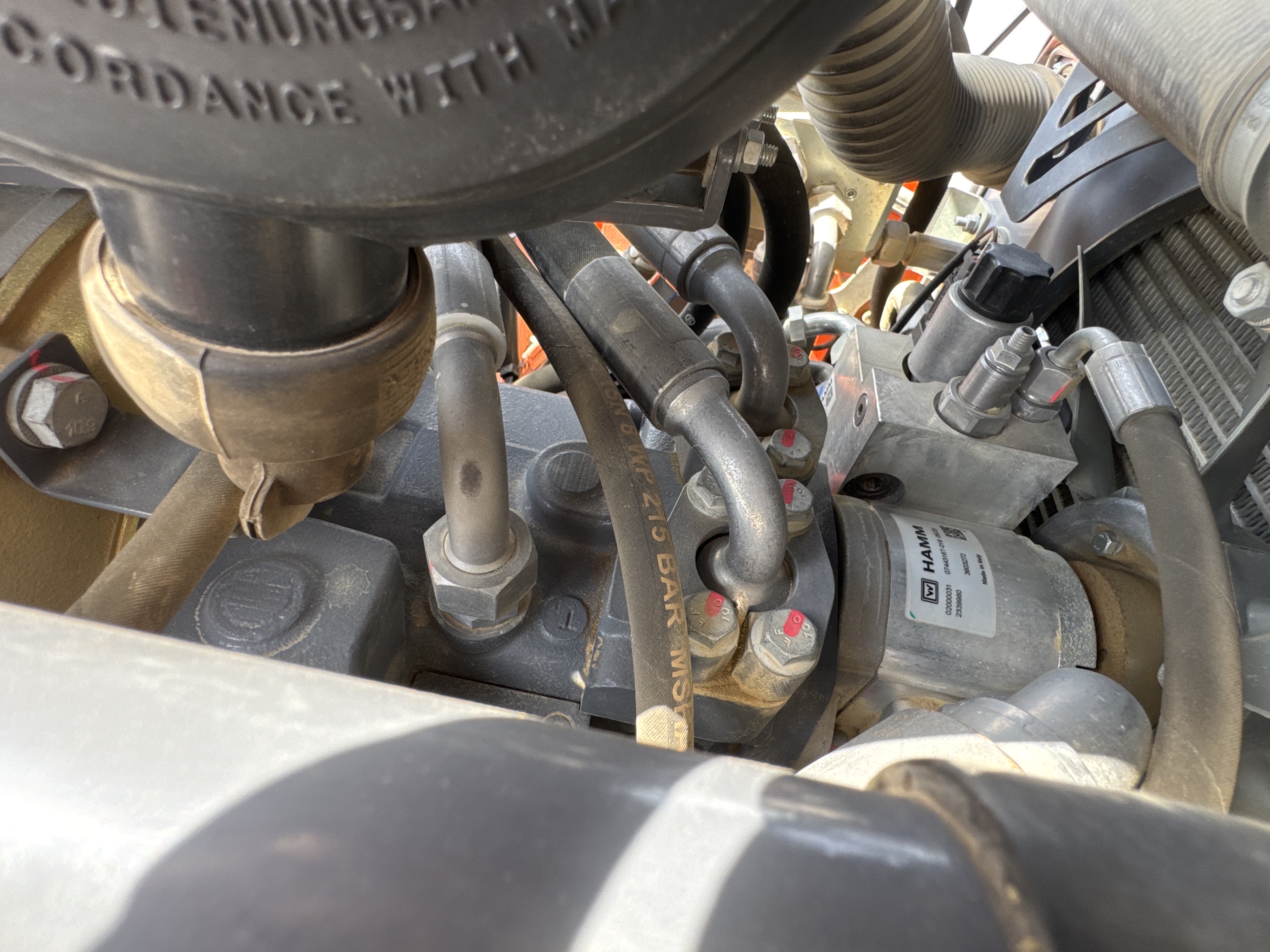 SRC-002-Hamm-HD-12-VV-Tandem-rollers-inspection-Hydraulics-Hydraulic-pump-2
