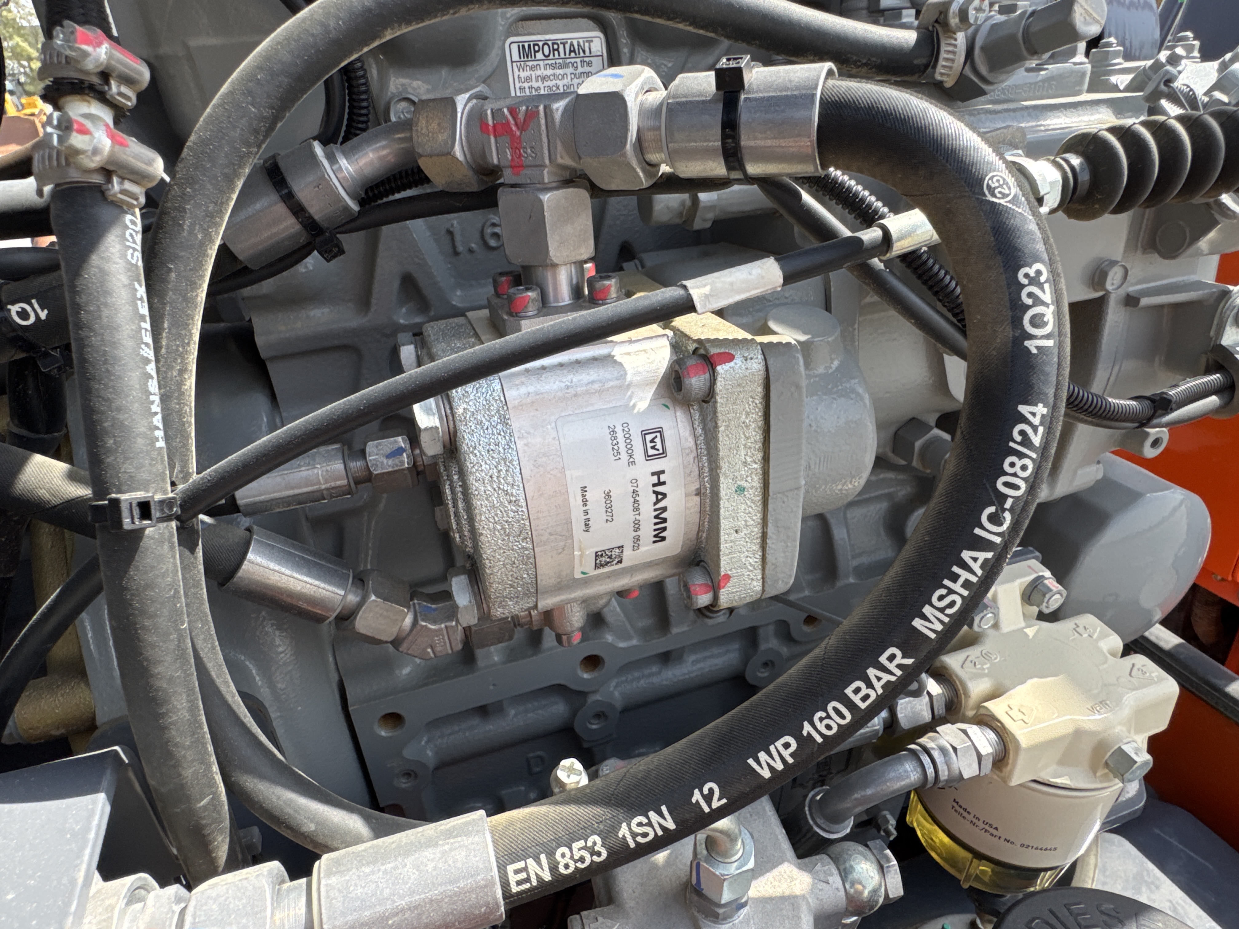 SRC-002-Hamm-HD-12-VV-Tandem-rollers-inspection-Hydraulics-Hydraulic-pump-2