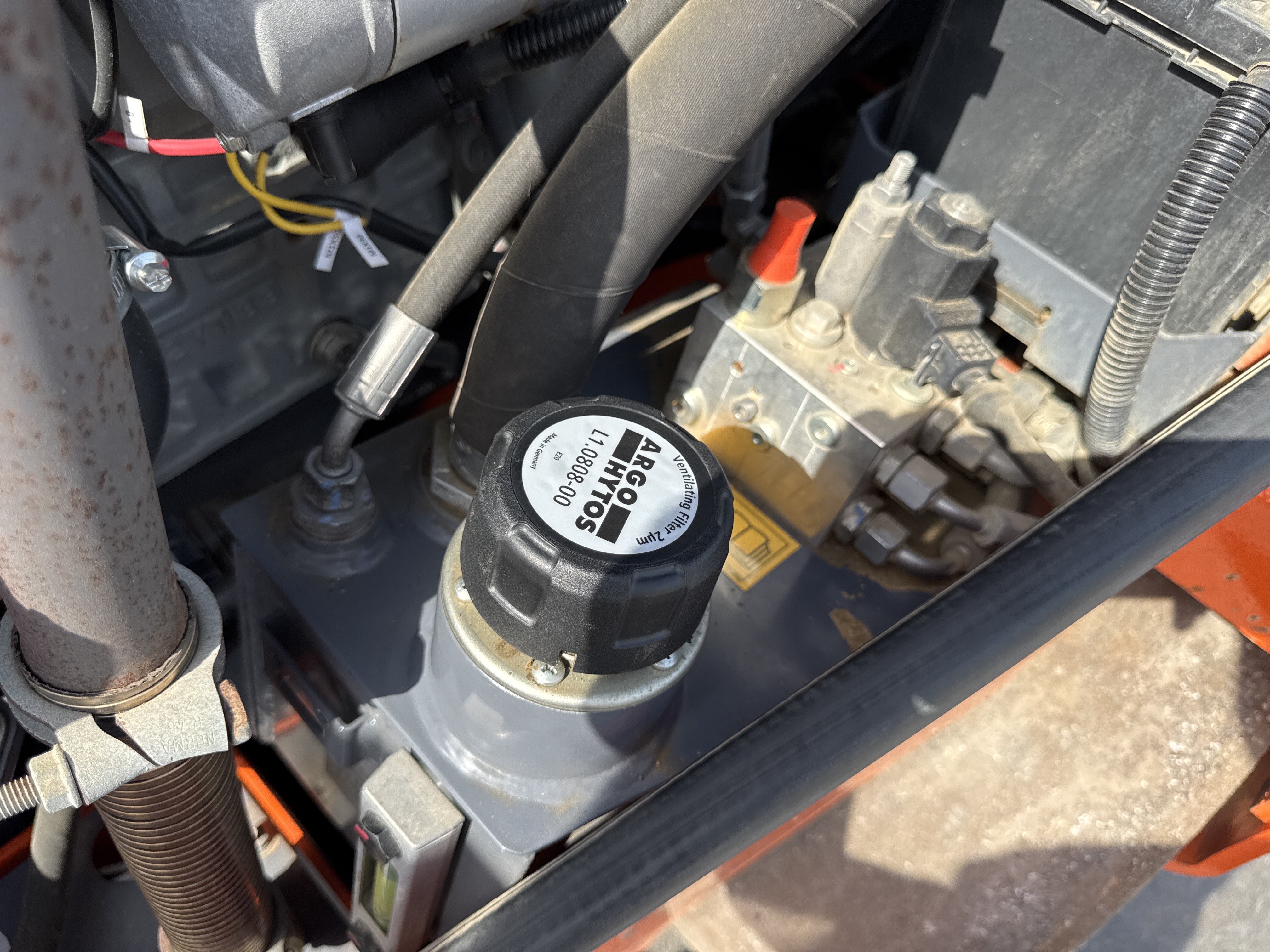 SRC-002-Hamm-HD-12-VV-Tandem-rollers-inspection-Hydraulics-Hydraulic-Tank-2