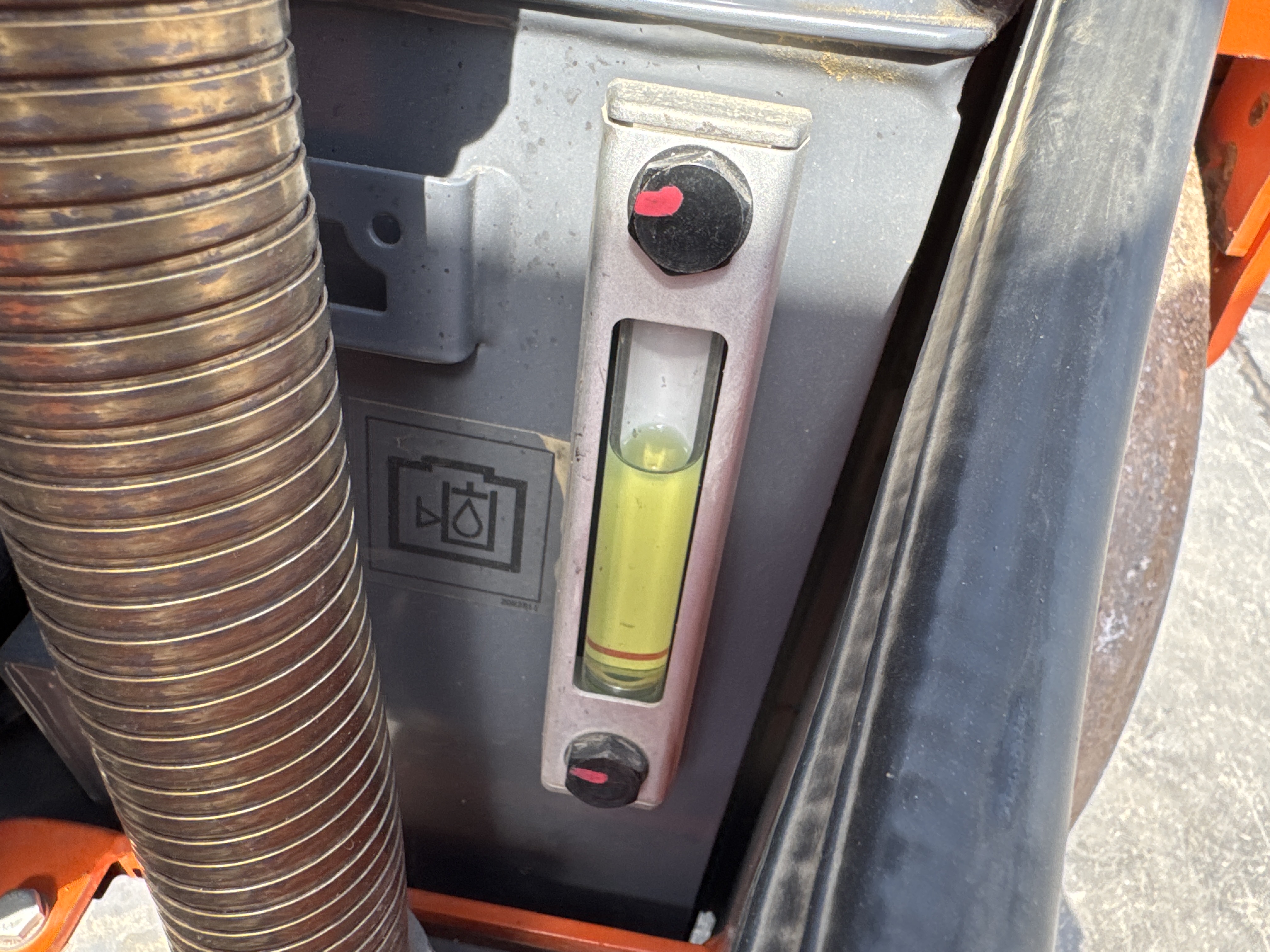 SRC-002-Hamm-HD-12-VV-Tandem-rollers-inspection-Hydraulics-Hydraulic-Tank-2