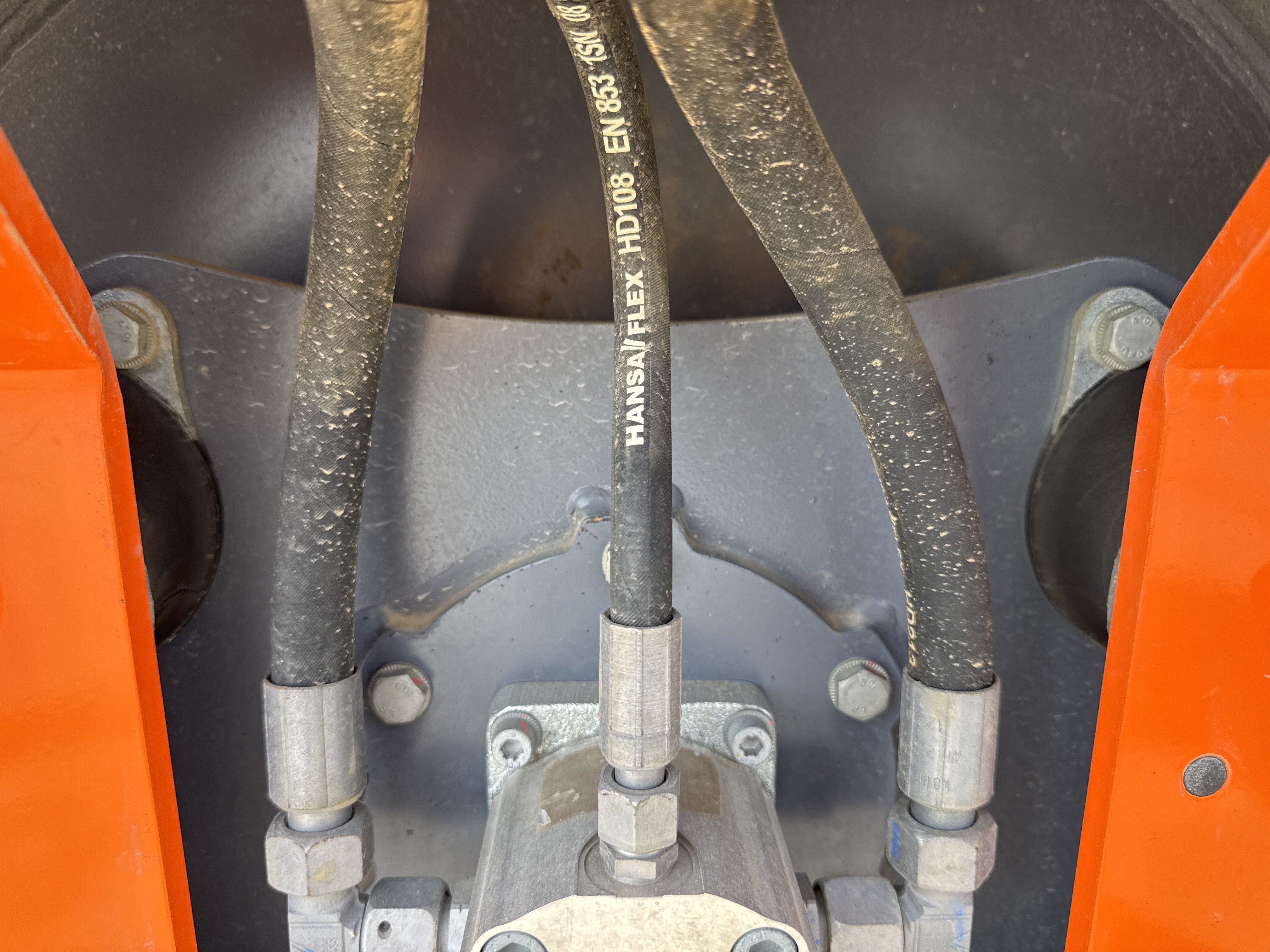 SRC-002-Hamm-HD-12-VV-Tandem-rollers-inspection-Hydraulics-Hydraulic-hoses-and-lines-2