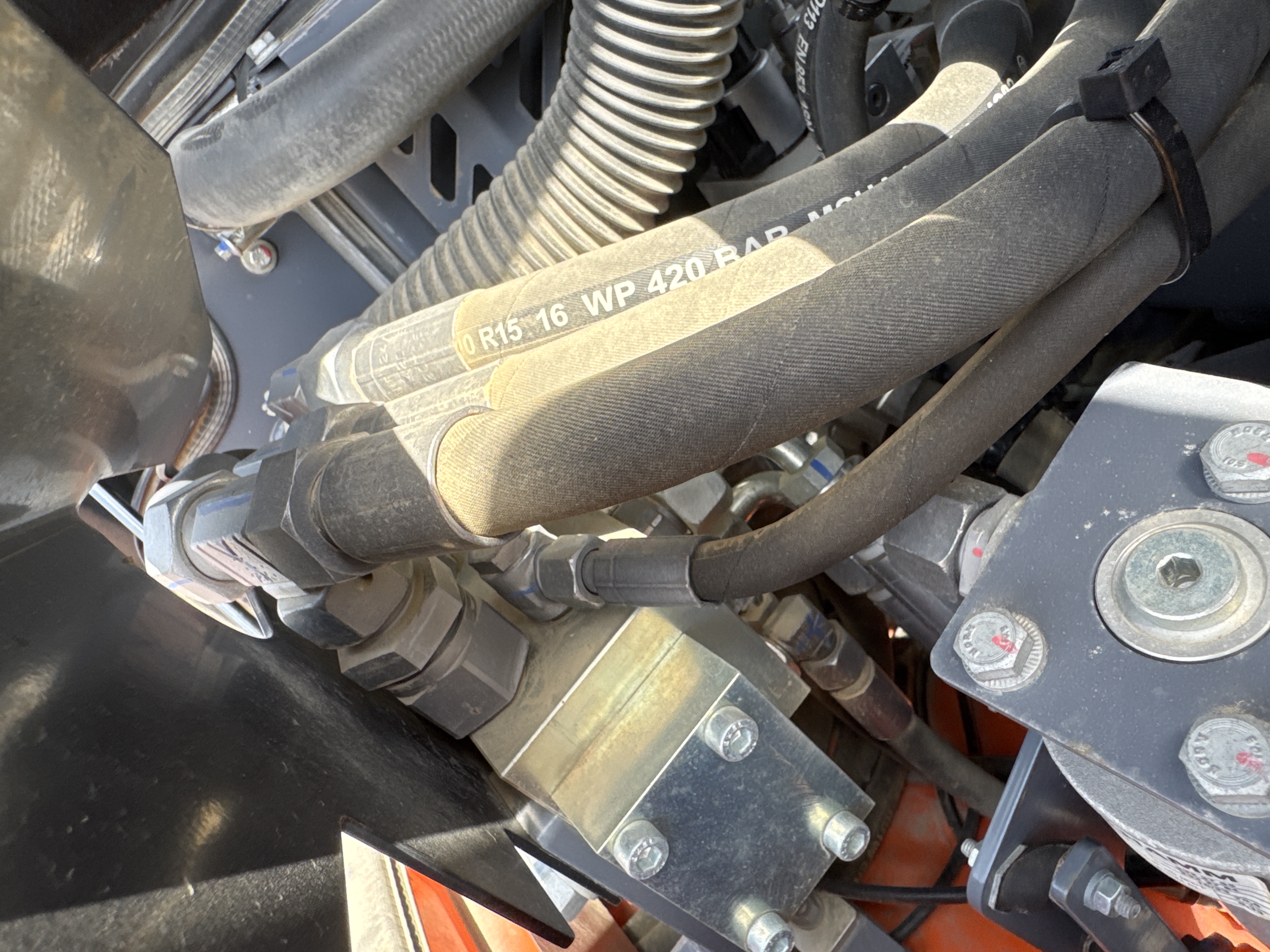 SRC-002-Hamm-HD-12-VV-Tandem-rollers-inspection-Hydraulics-Hydraulic-hoses-and-lines-2