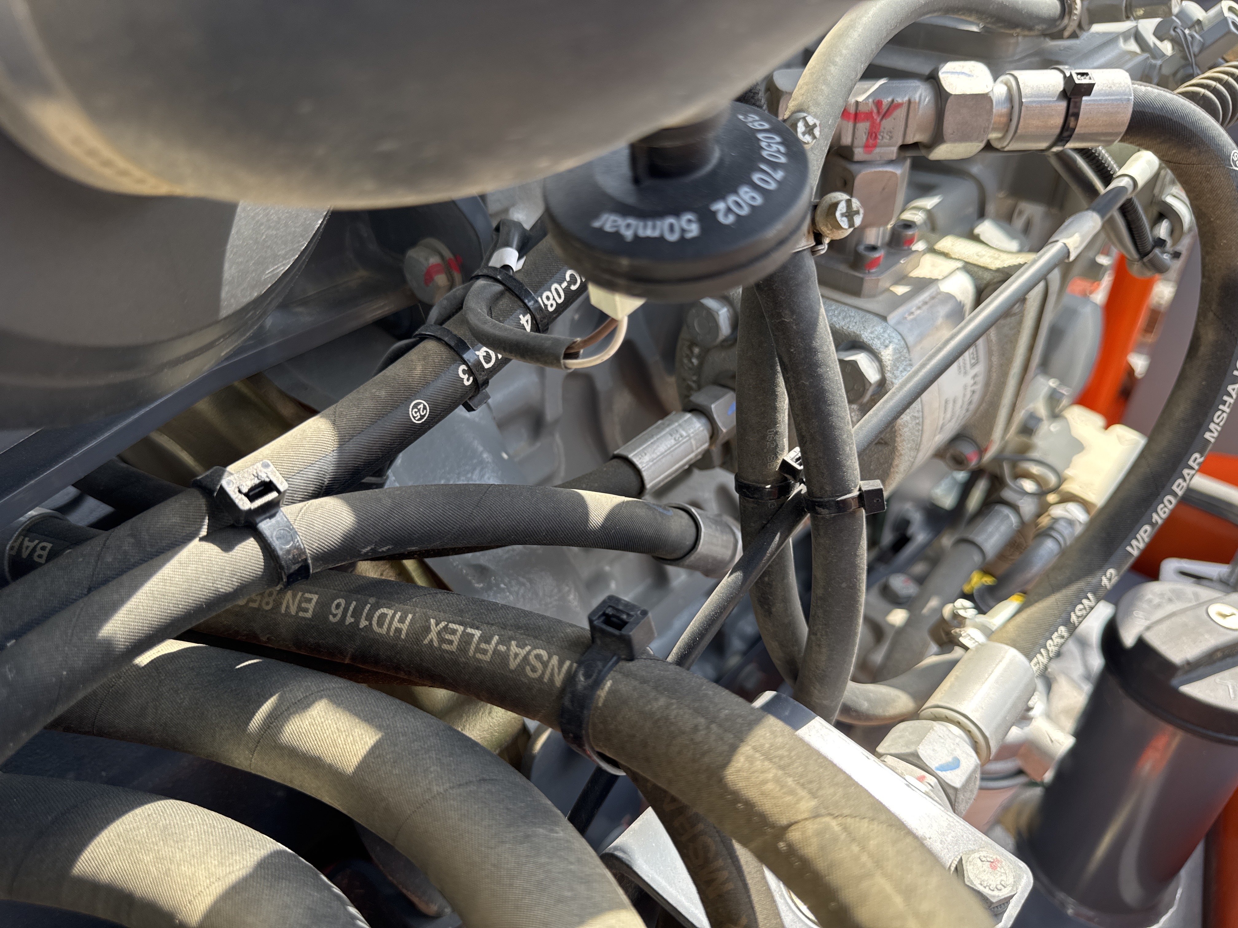 SRC-002-Hamm-HD-12-VV-Tandem-rollers-inspection-Hydraulics-Hydraulic-hoses-and-lines-2
