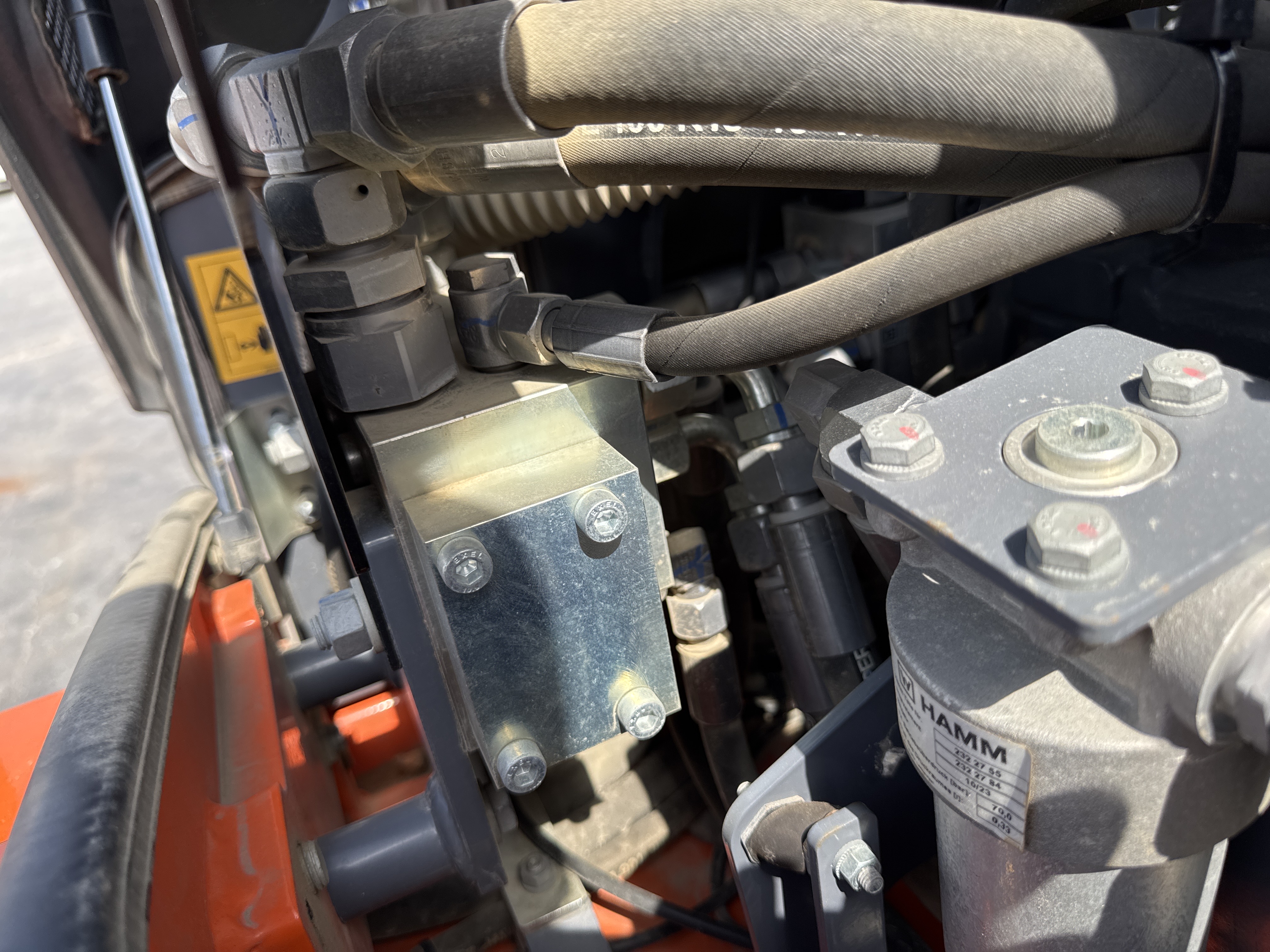 SRC-002-Hamm-HD-12-VV-Tandem-rollers-inspection-Hydraulics-Main-control-valve-(MCV)-2