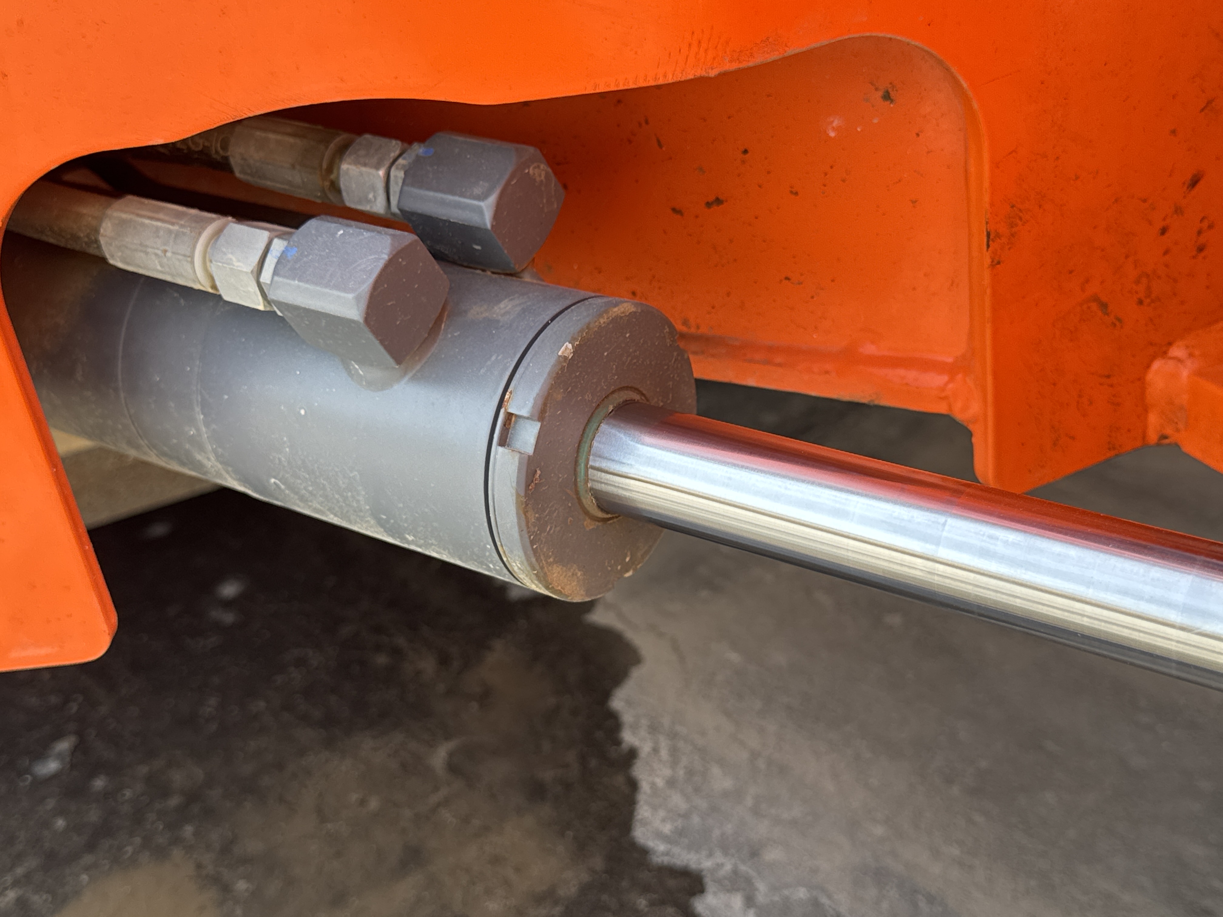 SRC-002-Hamm-HD-12-VV-Tandem-rollers-inspection-Hydraulics-Steering-cylinders-2