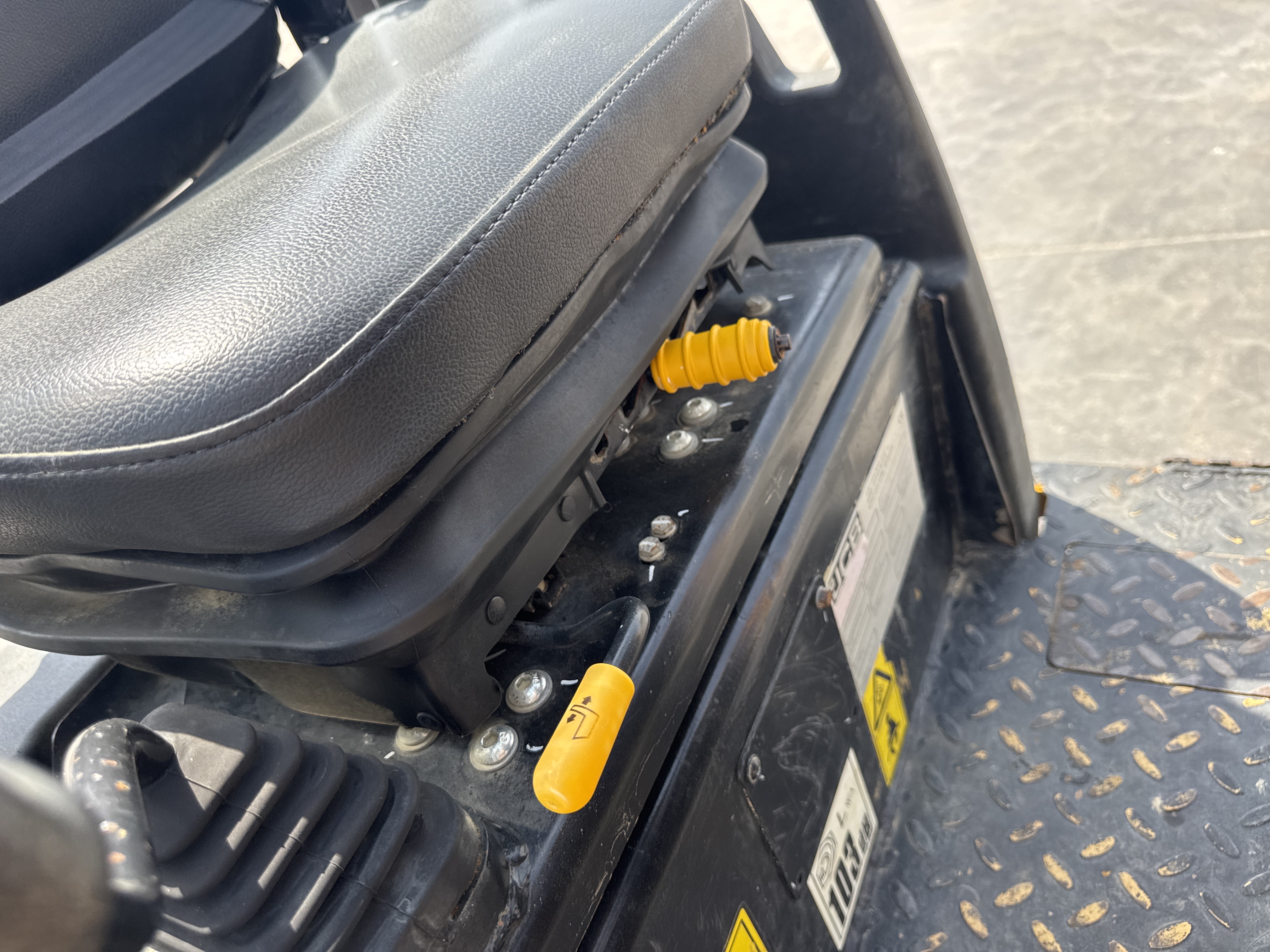 SRC-003-JCB-CT160-80-Tandem-rollers-inspection-Cabin-Seats/armrests-2