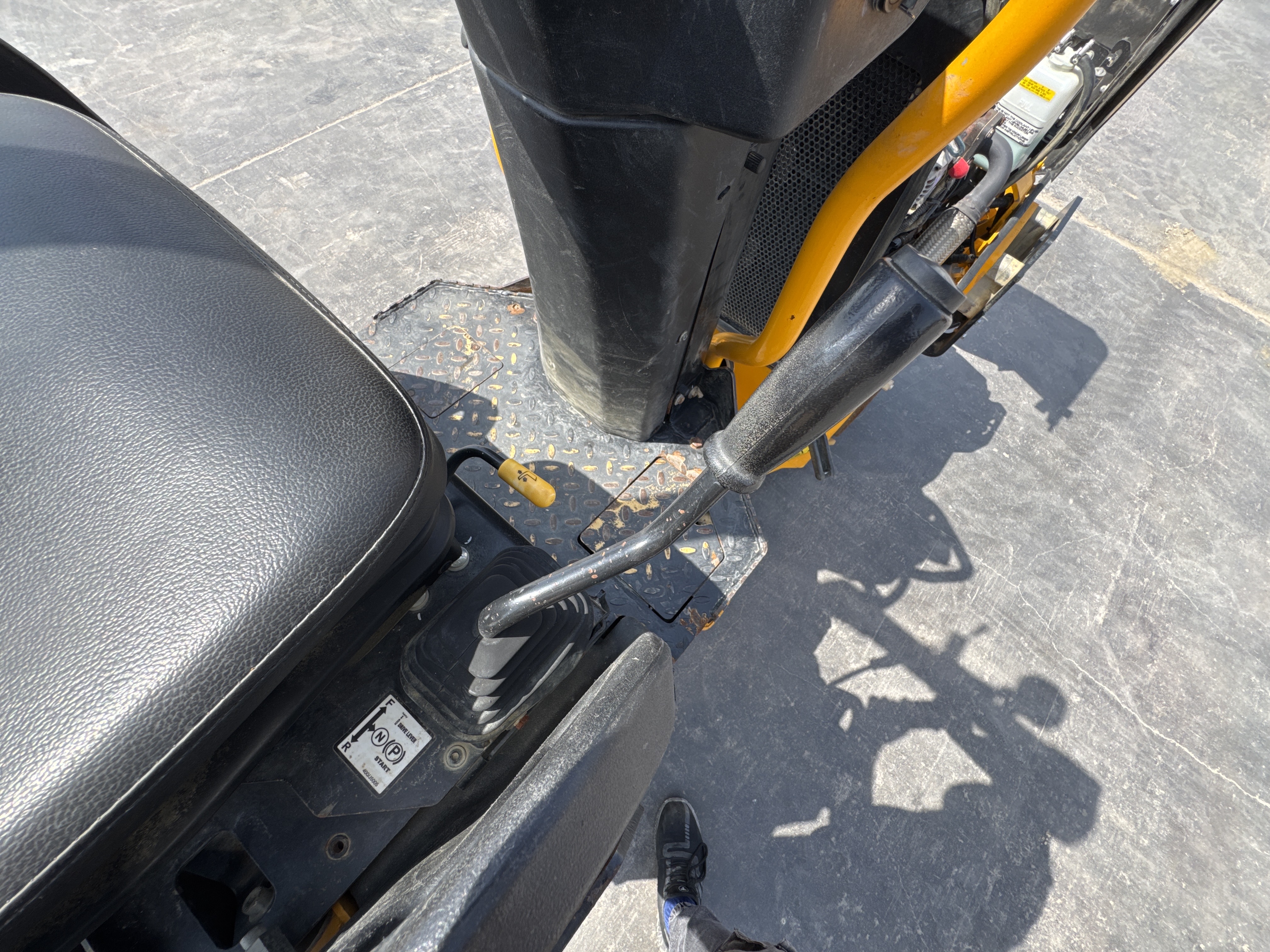 SRC-003-JCB-CT160-80-Tandem-rollers-inspection-Cabin-Joysticks-2