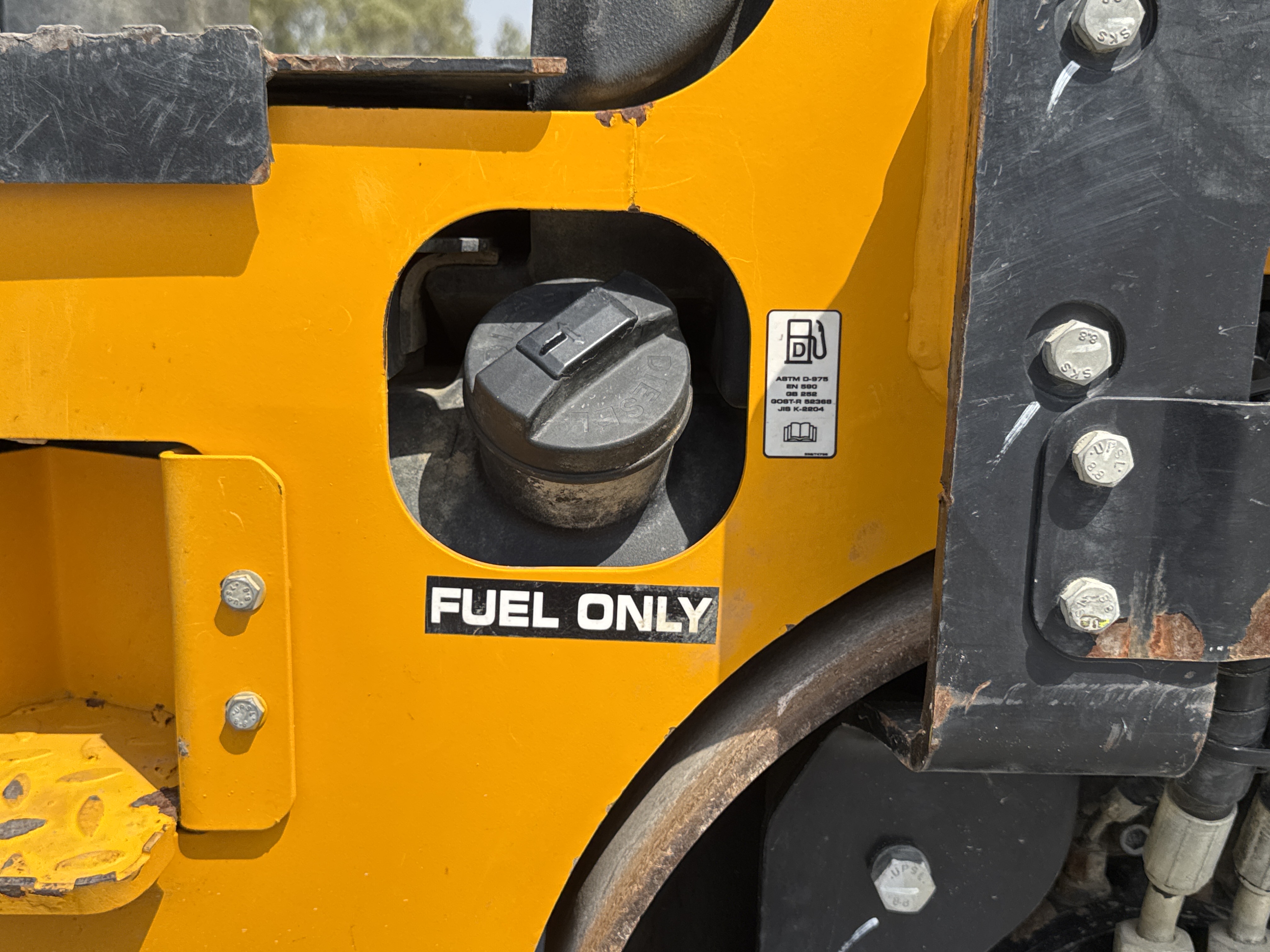 SRC-003-JCB-CT160-80-Tandem-rollers-inspection-Engine-Fuel-tank-2
