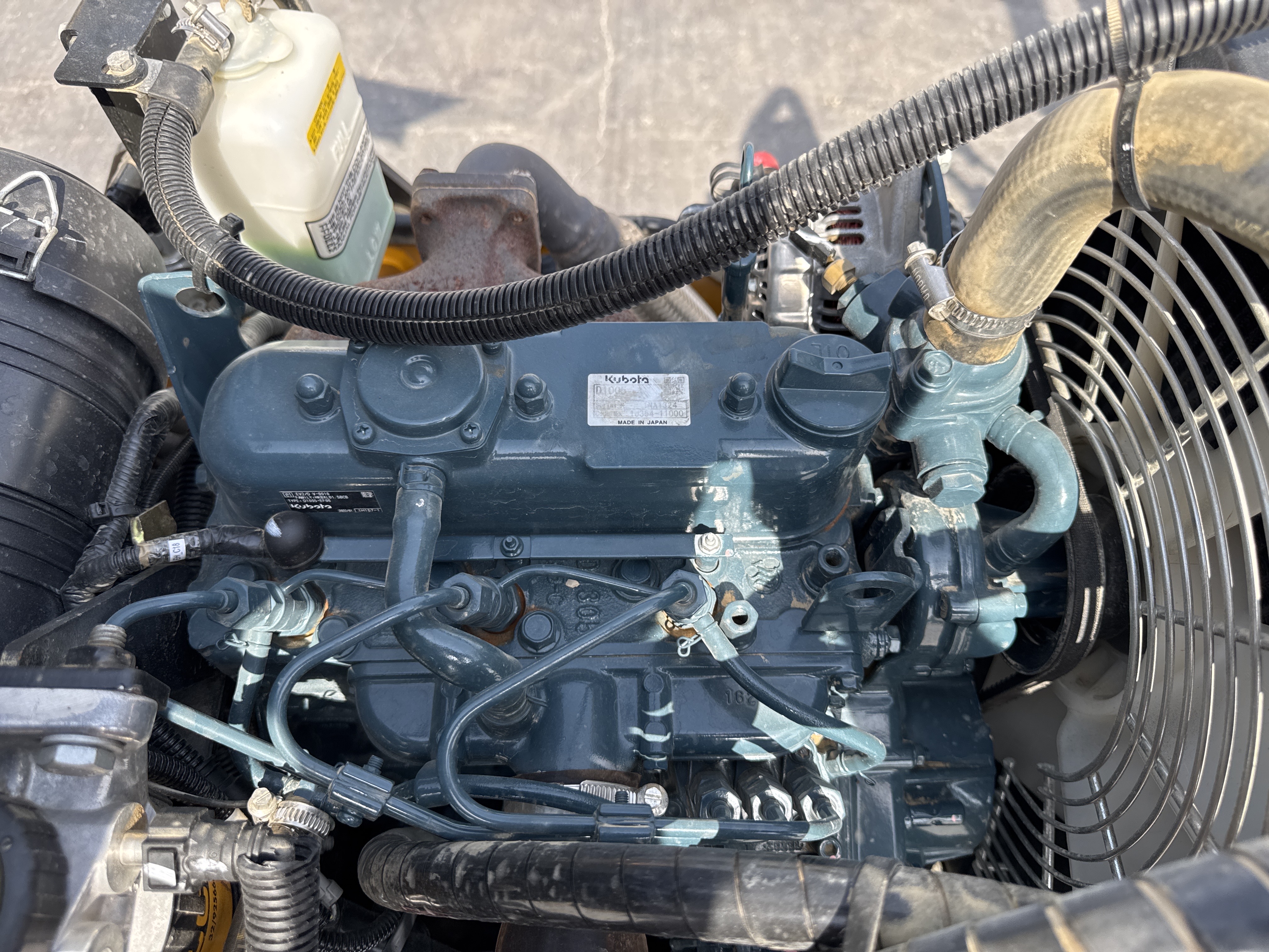 SRC-003-JCB-CT160-80-Tandem-rollers-inspection-Engine-Engine-oil-leaks-2