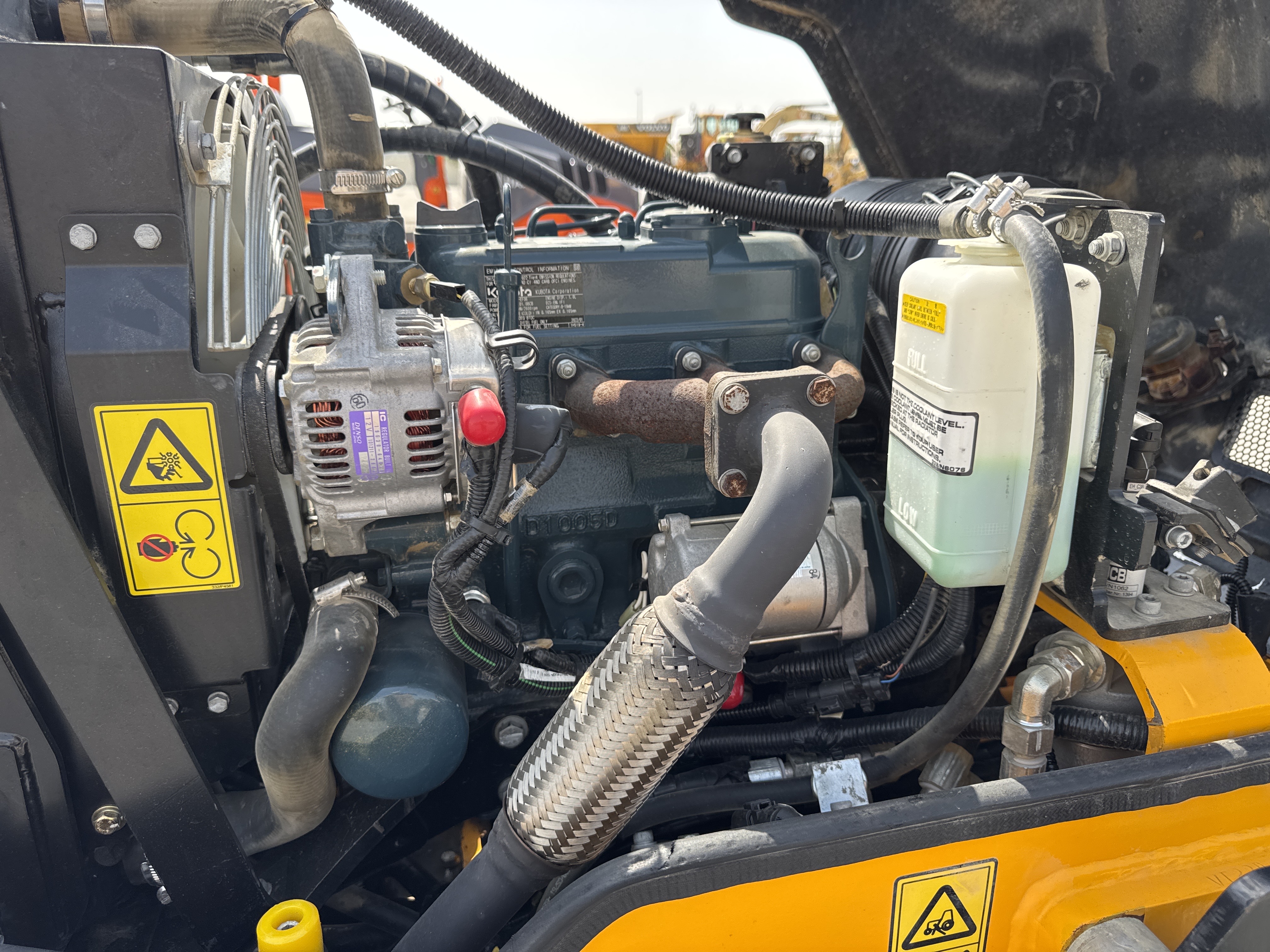 SRC-003-JCB-CT160-80-Tandem-rollers-inspection-Engine-Engine-oil-leaks-2