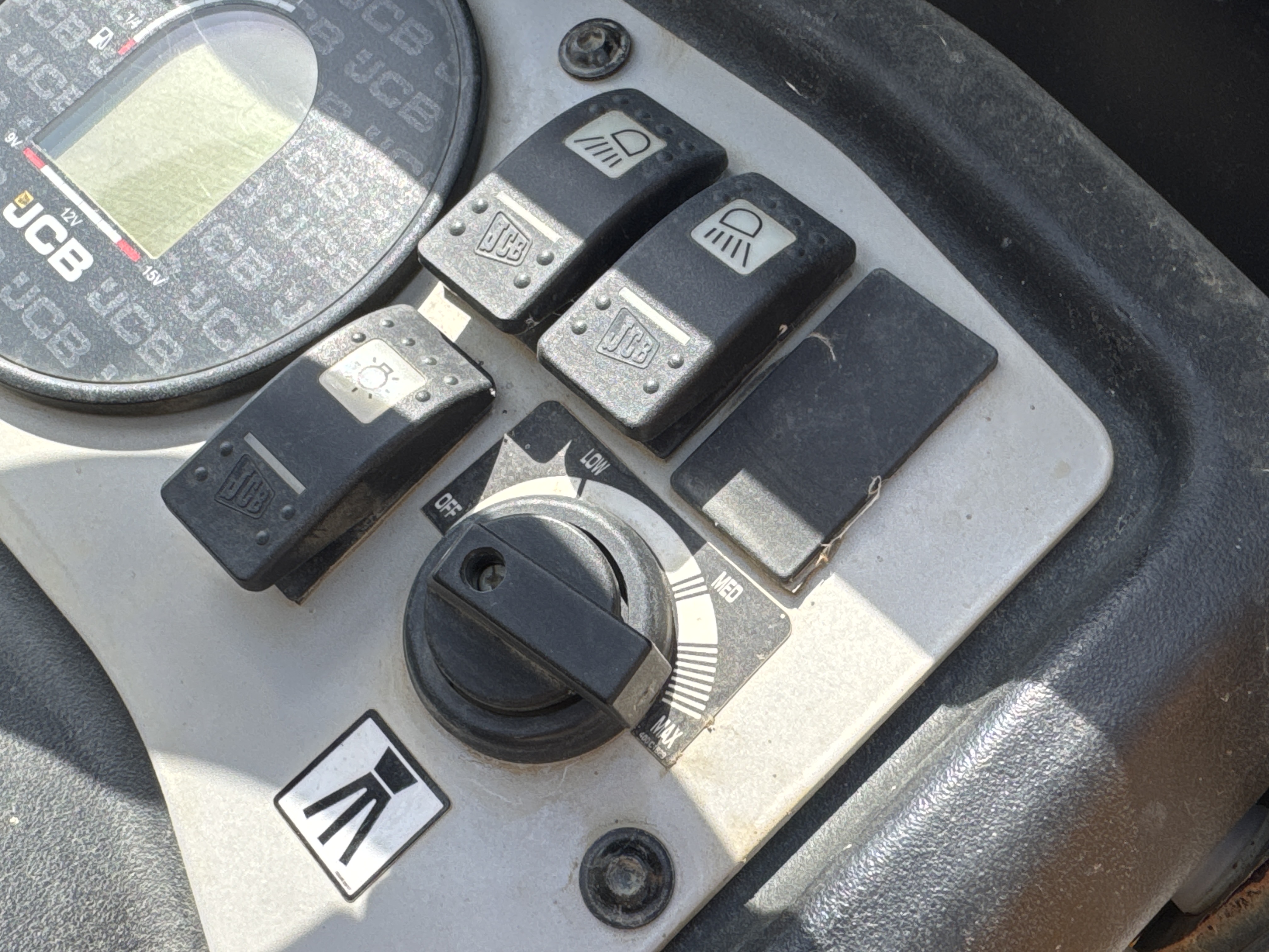 SRC-003-JCB-CT160-80-Tandem-rollers-inspection-Cabin-Electronic-instrument-board-2