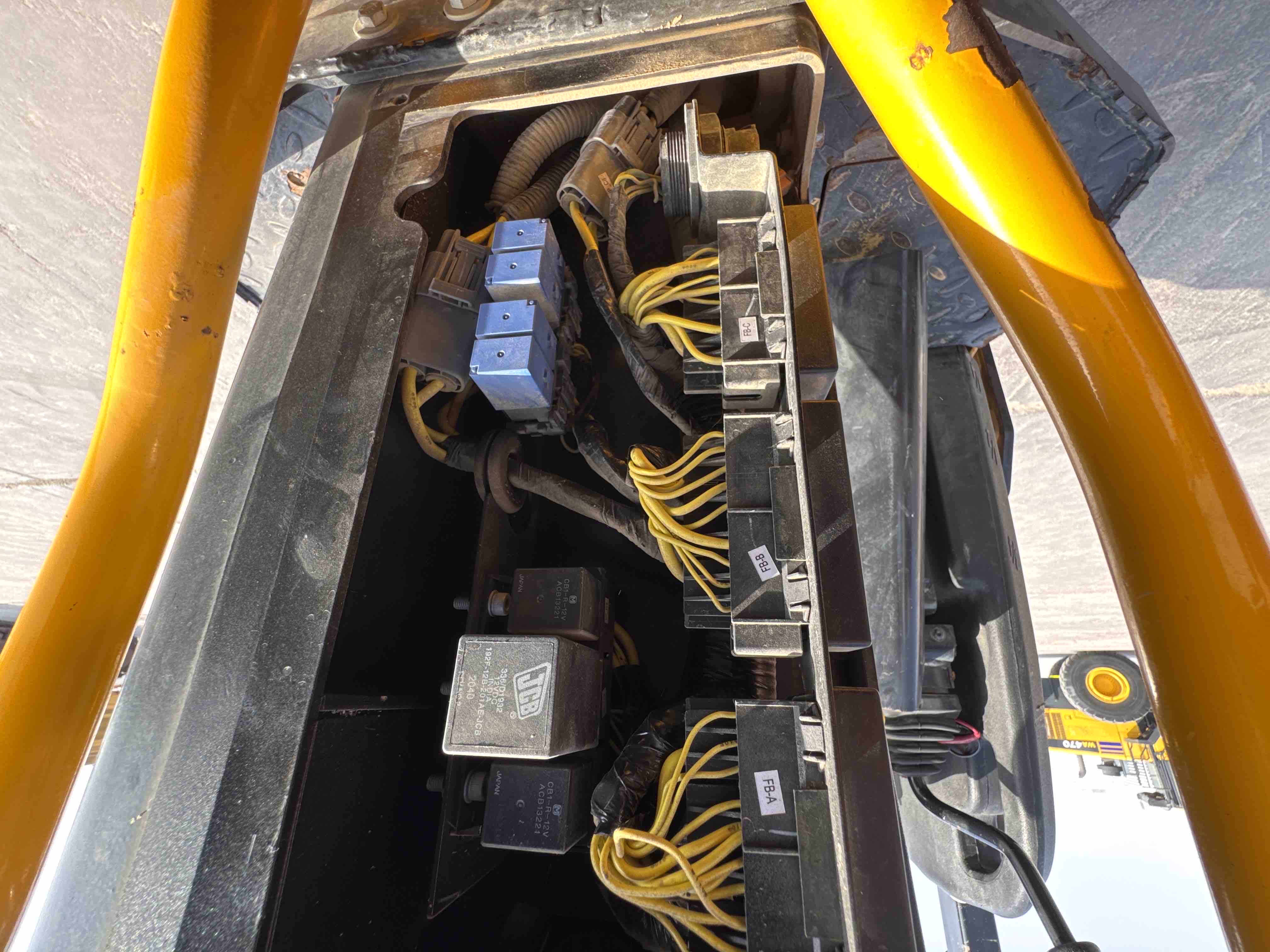SRC-003-JCB-CT160-80-Tandem-rollers-inspection-Electronics-Fuse-box-2