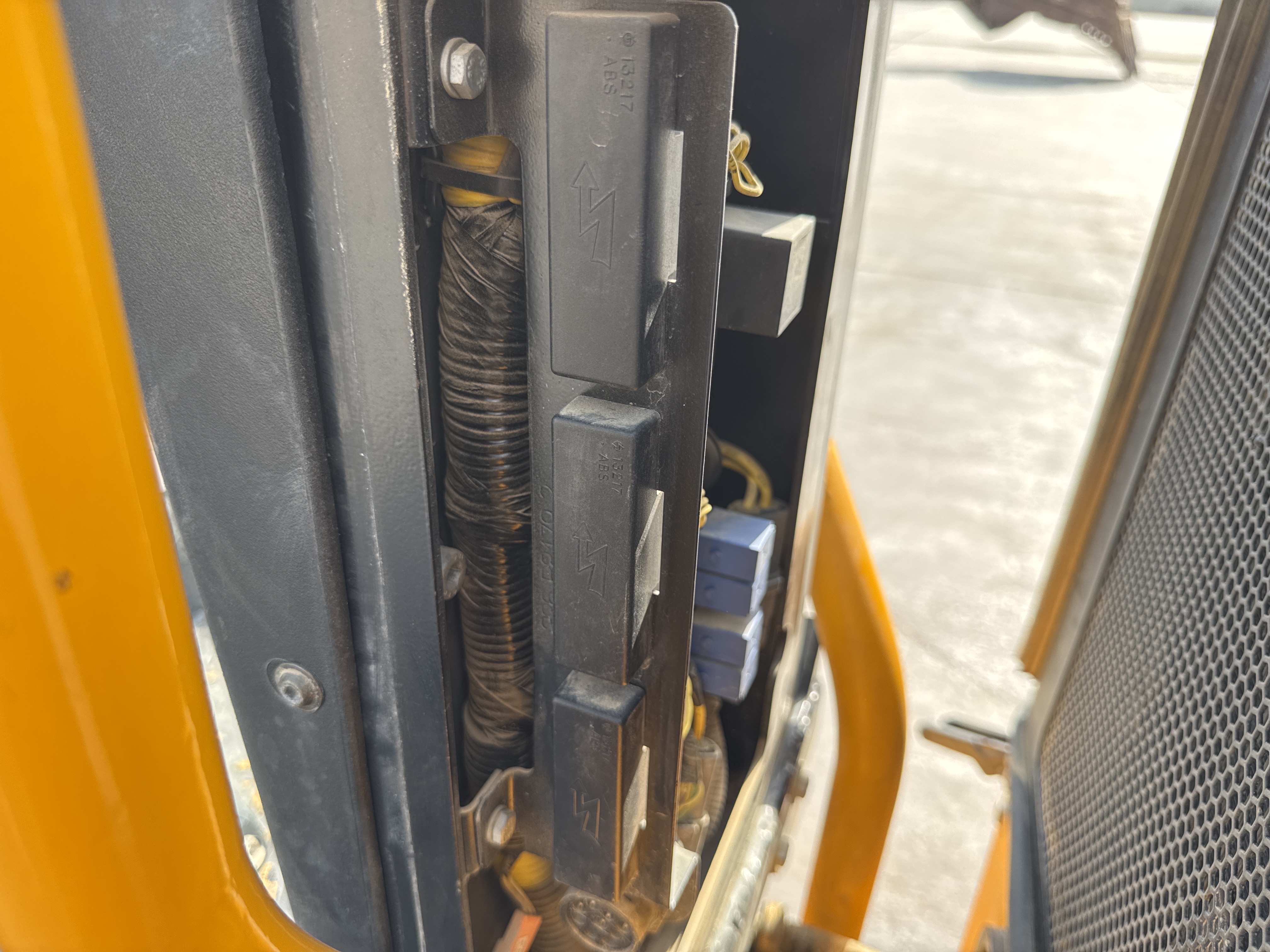 SRC-003-JCB-CT160-80-Tandem-rollers-inspection-Electronics-Fuse-box-2