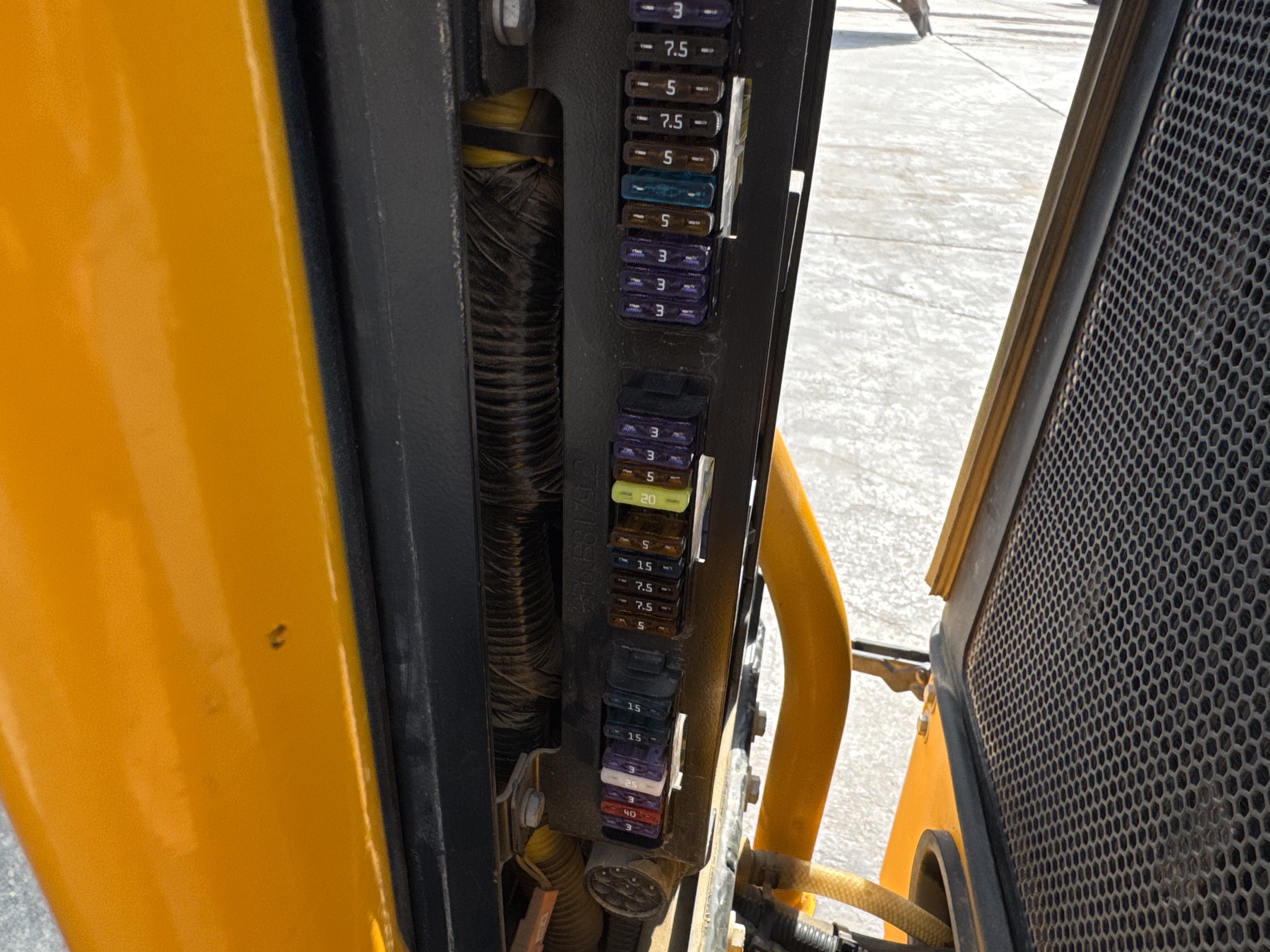 SRC-003-JCB-CT160-80-Tandem-rollers-inspection-Electronics-Fuse-box-2