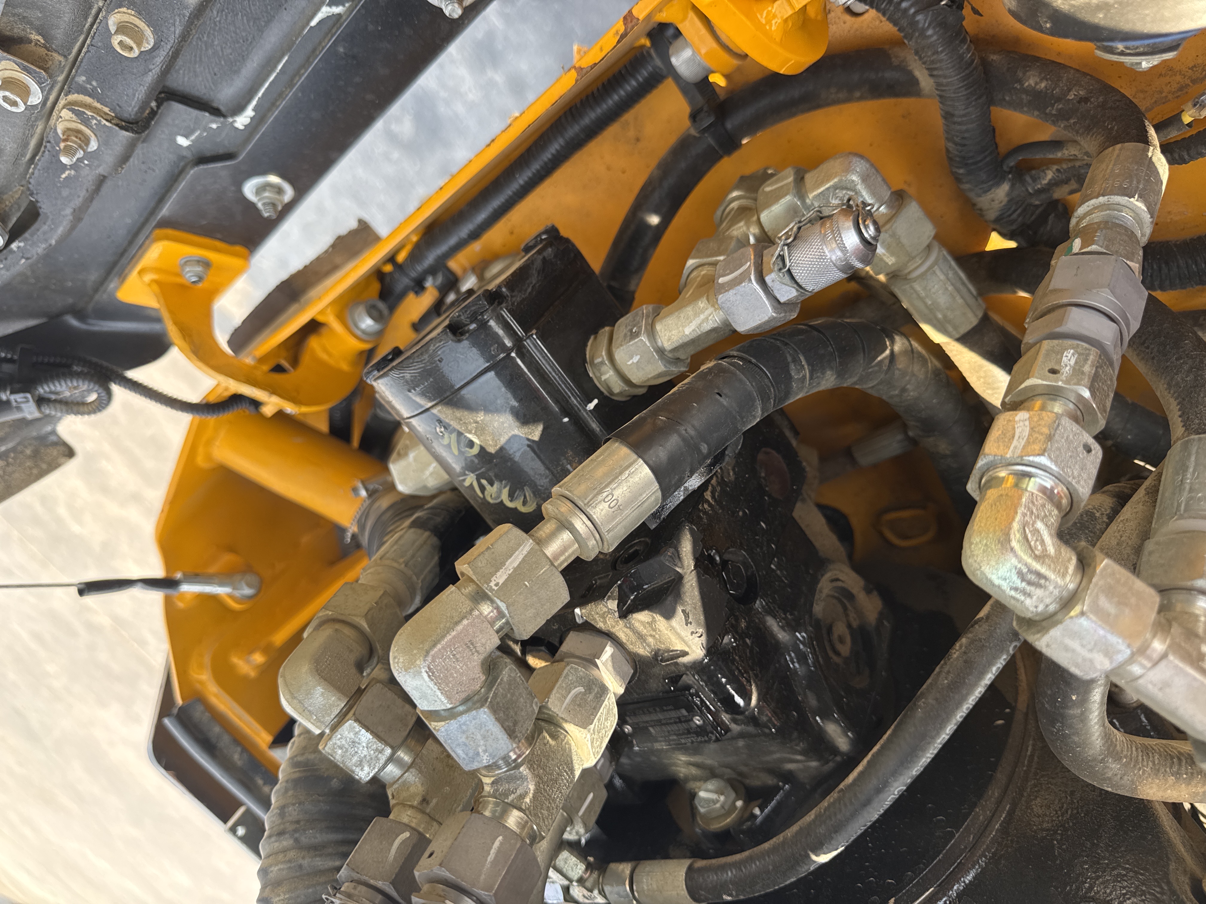 SRC-003-JCB-CT160-80-Tandem-rollers-inspection-Hydraulics-Hydraulic-pump-2