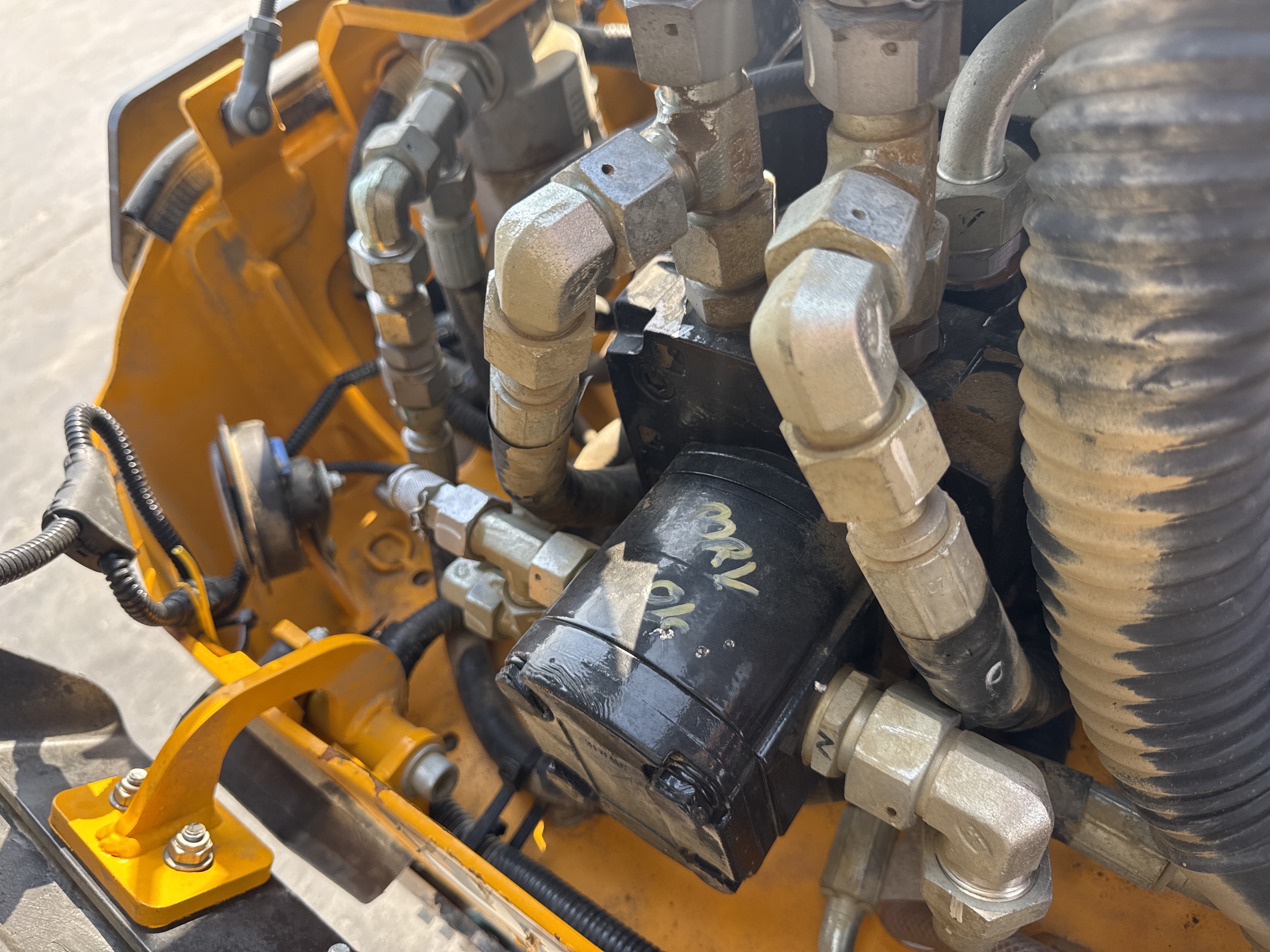 SRC-003-JCB-CT160-80-Tandem-rollers-inspection-Hydraulics-Hydraulic-pump-2