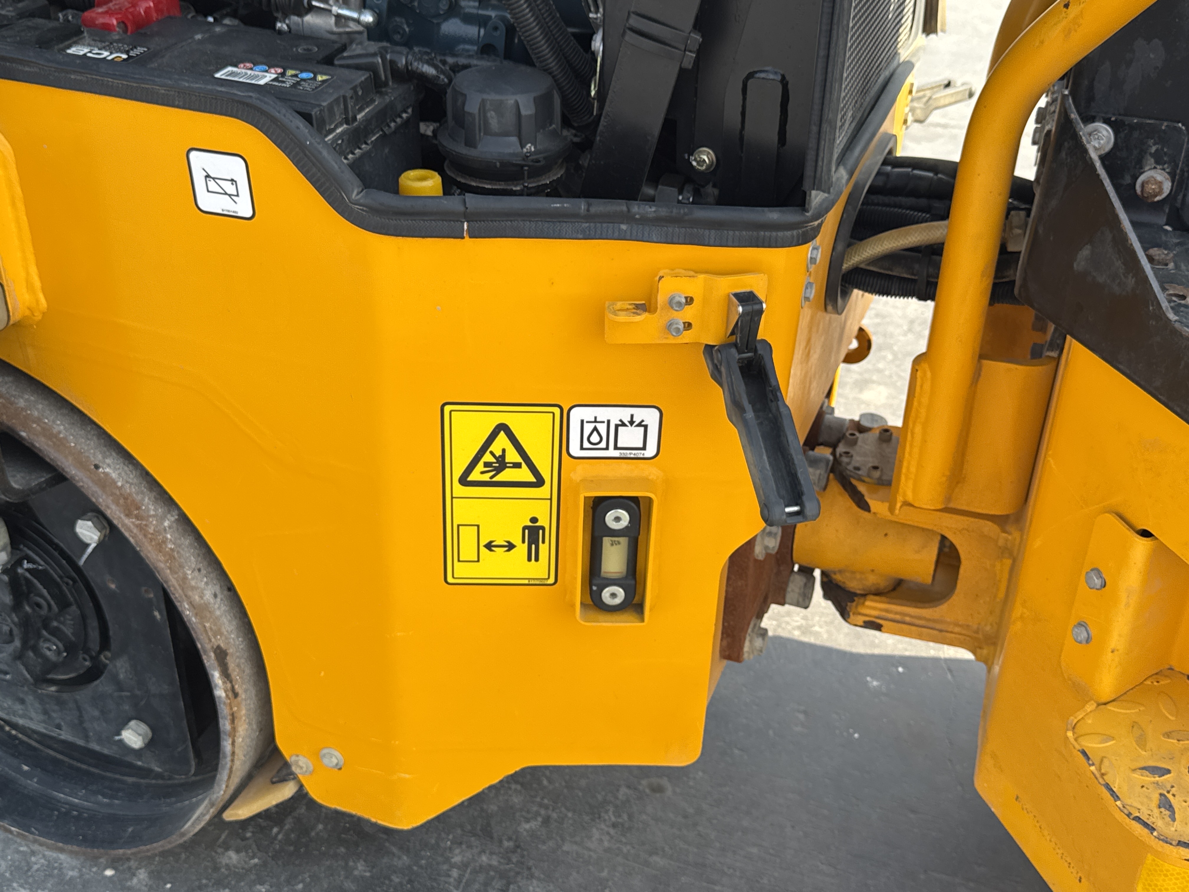 SRC-003-JCB-CT160-80-Tandem-rollers-inspection-Hydraulics-Hydraulic-Tank-2