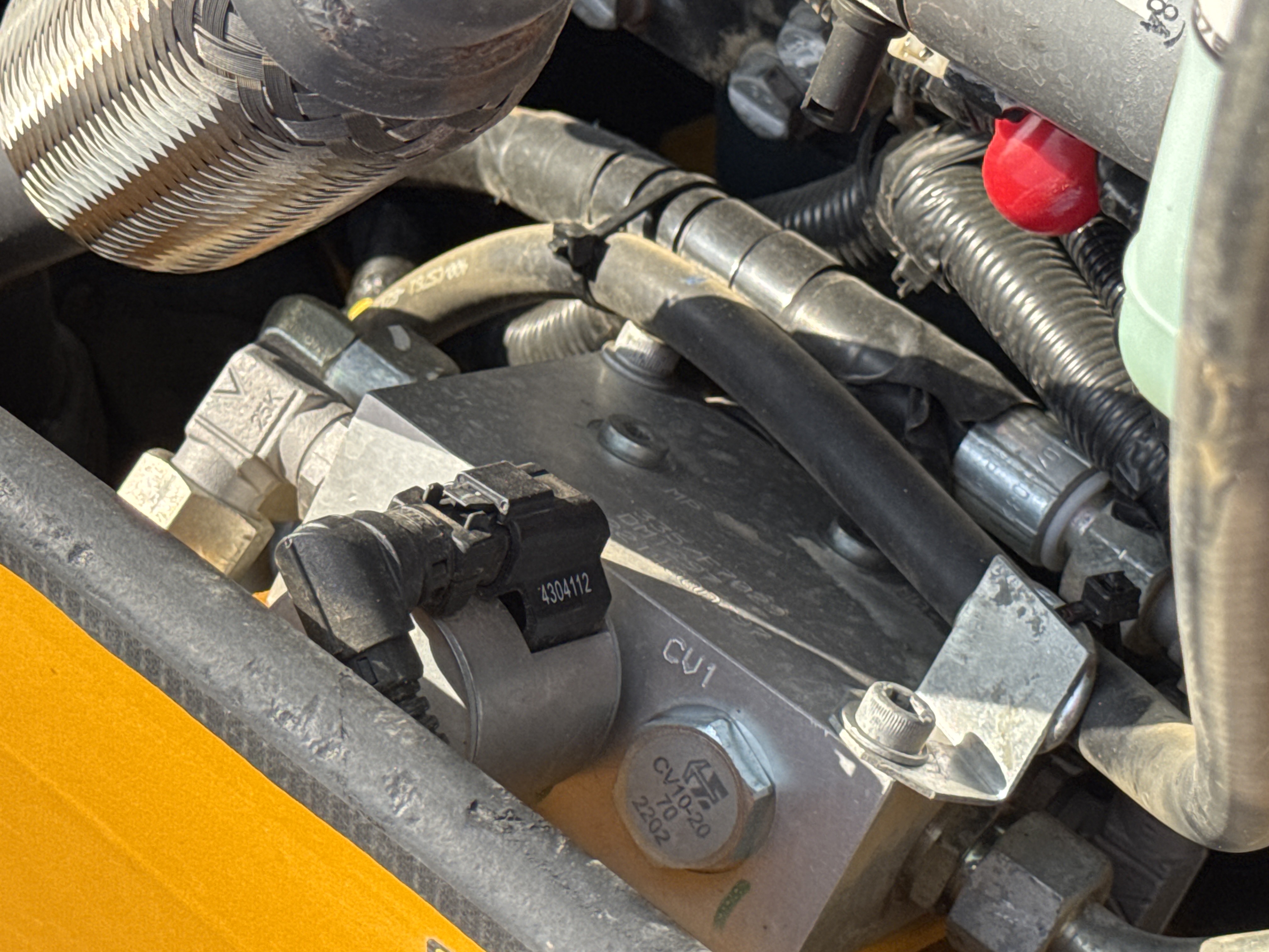 SRC-003-JCB-CT160-80-Tandem-rollers-inspection-Hydraulics-Main-control-valve-(MCV)-2