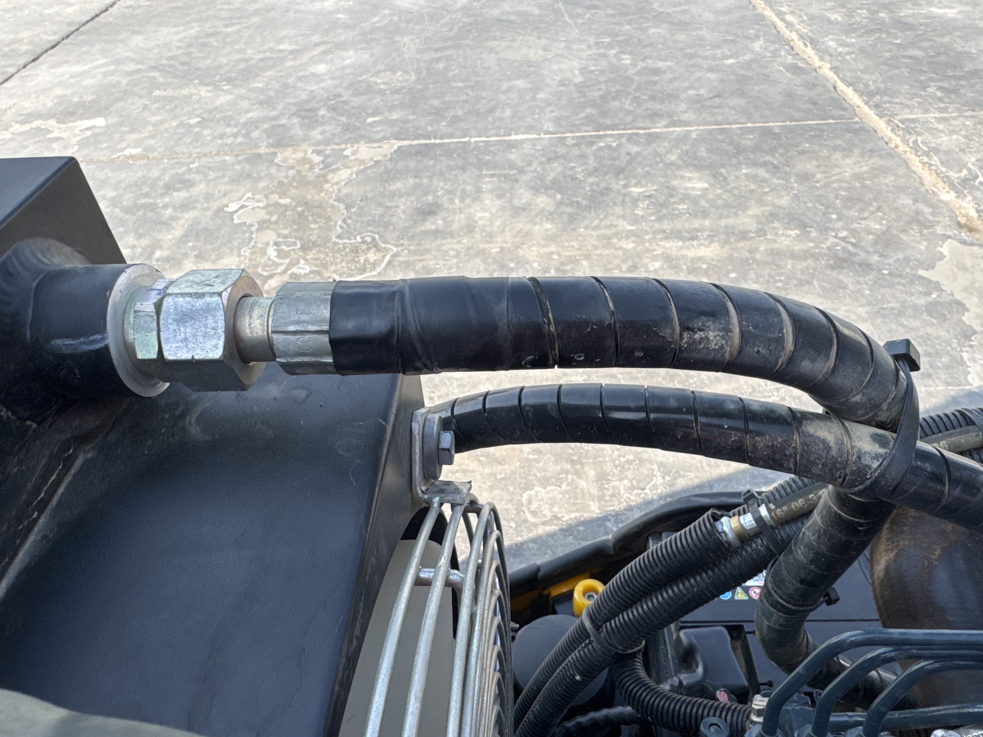 SRC-003-JCB-CT160-80-Tandem-rollers-inspection-Hydraulics-Hydraulic-hoses-and-lines-2