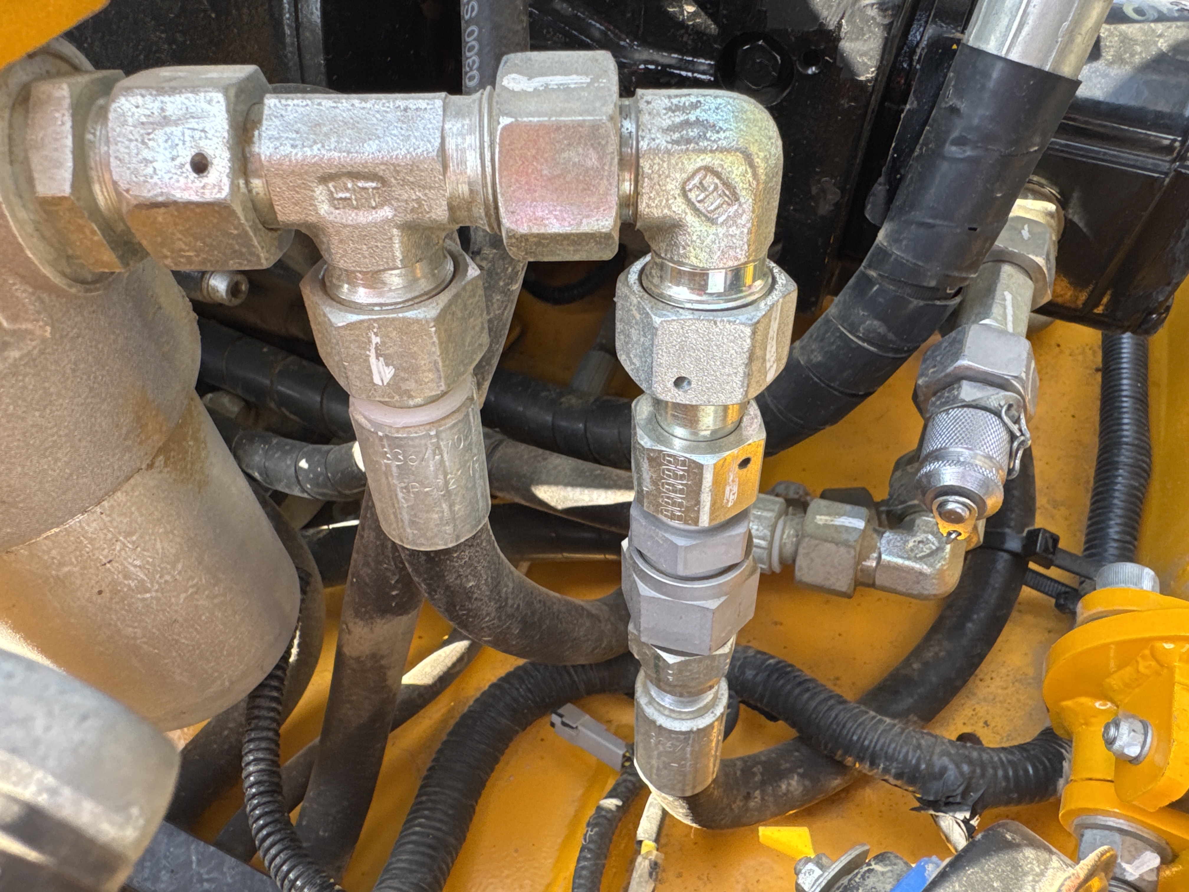 SRC-003-JCB-CT160-80-Tandem-rollers-inspection-Hydraulics-Hydraulic-hoses-and-lines-2