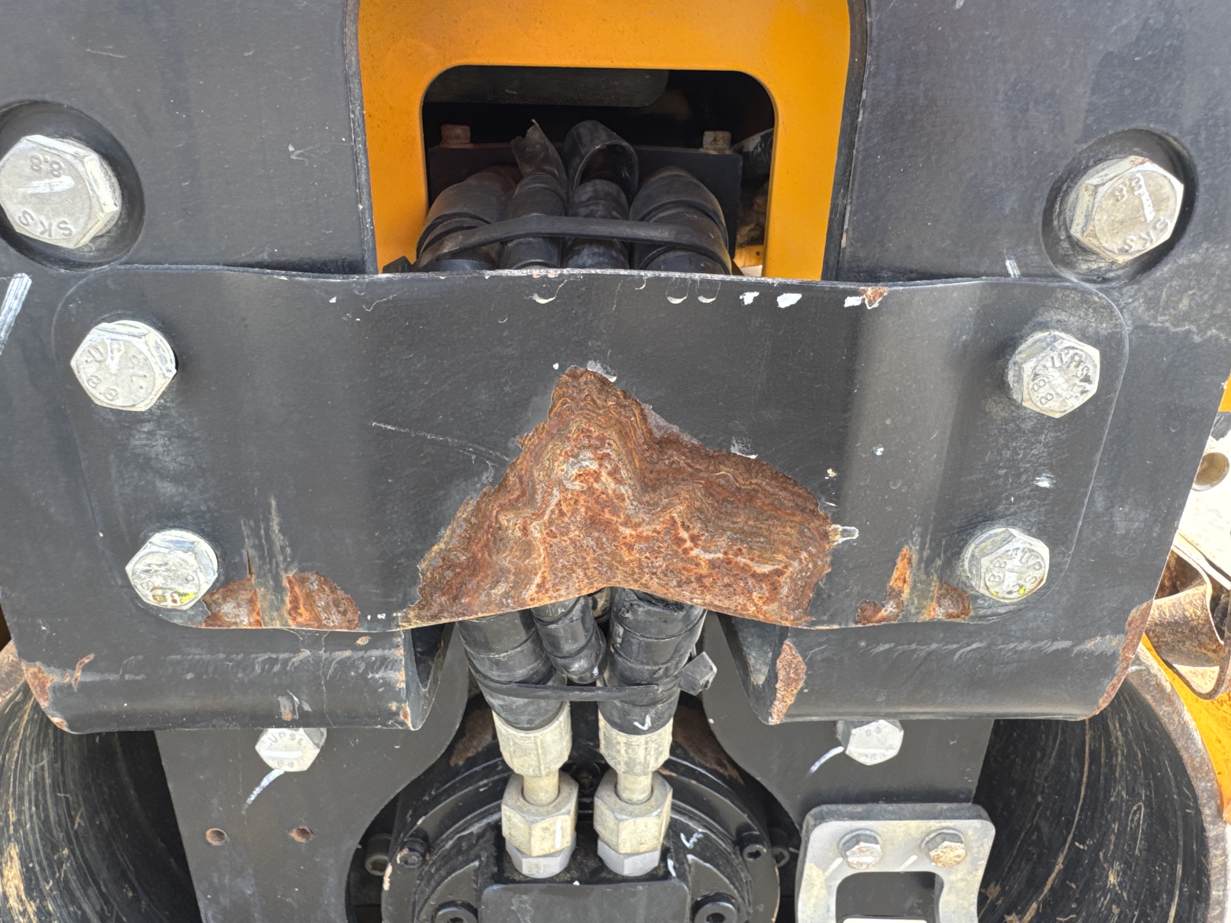 SRC-003-JCB-CT160-80-Tandem-rollers-inspection-Structure-Sheet-metal-(fiberglass)-3
