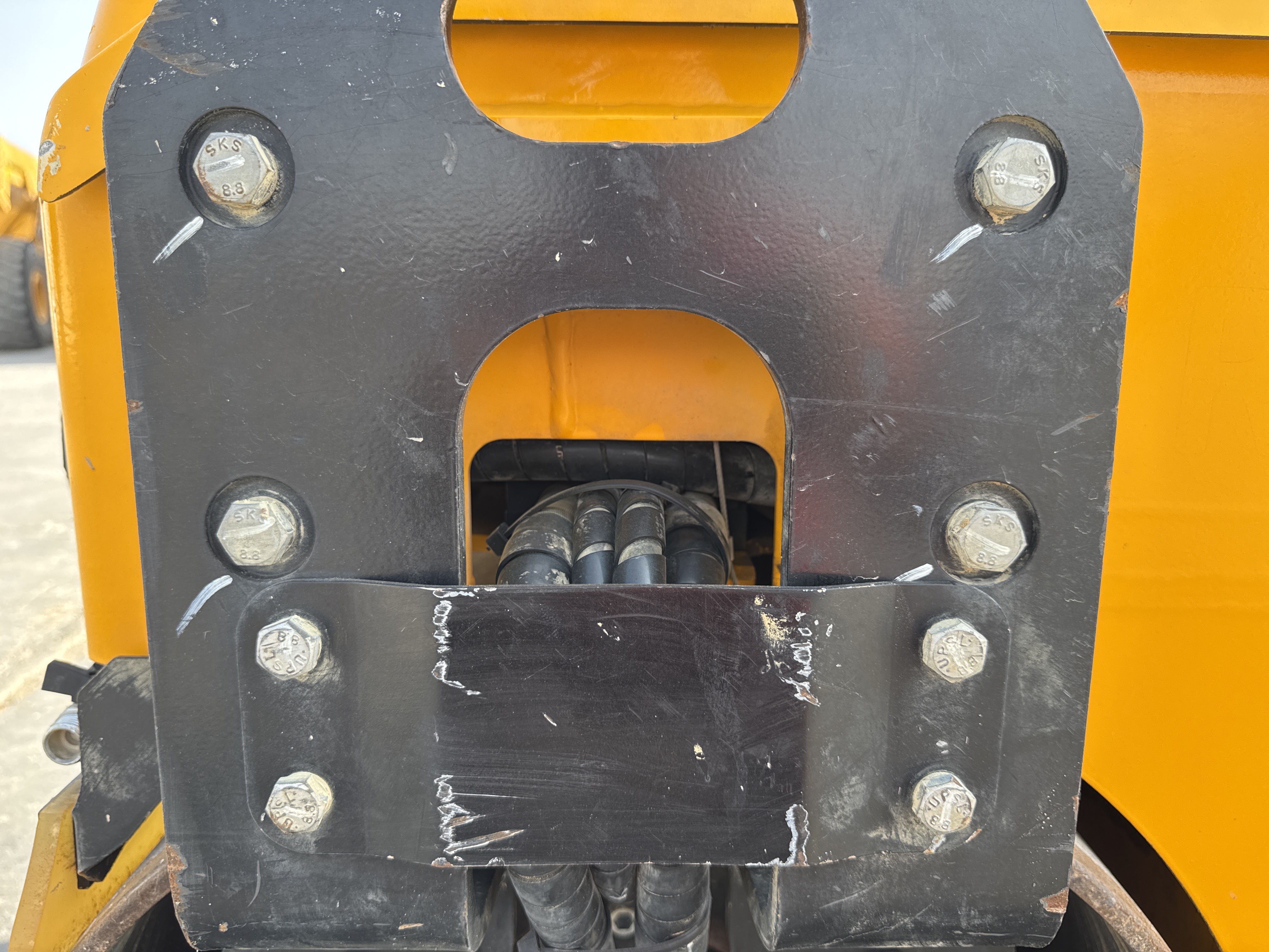 SRC-003-JCB-CT160-80-Tandem-rollers-inspection-Chassis-Front-drum-mounting-bolts-2
