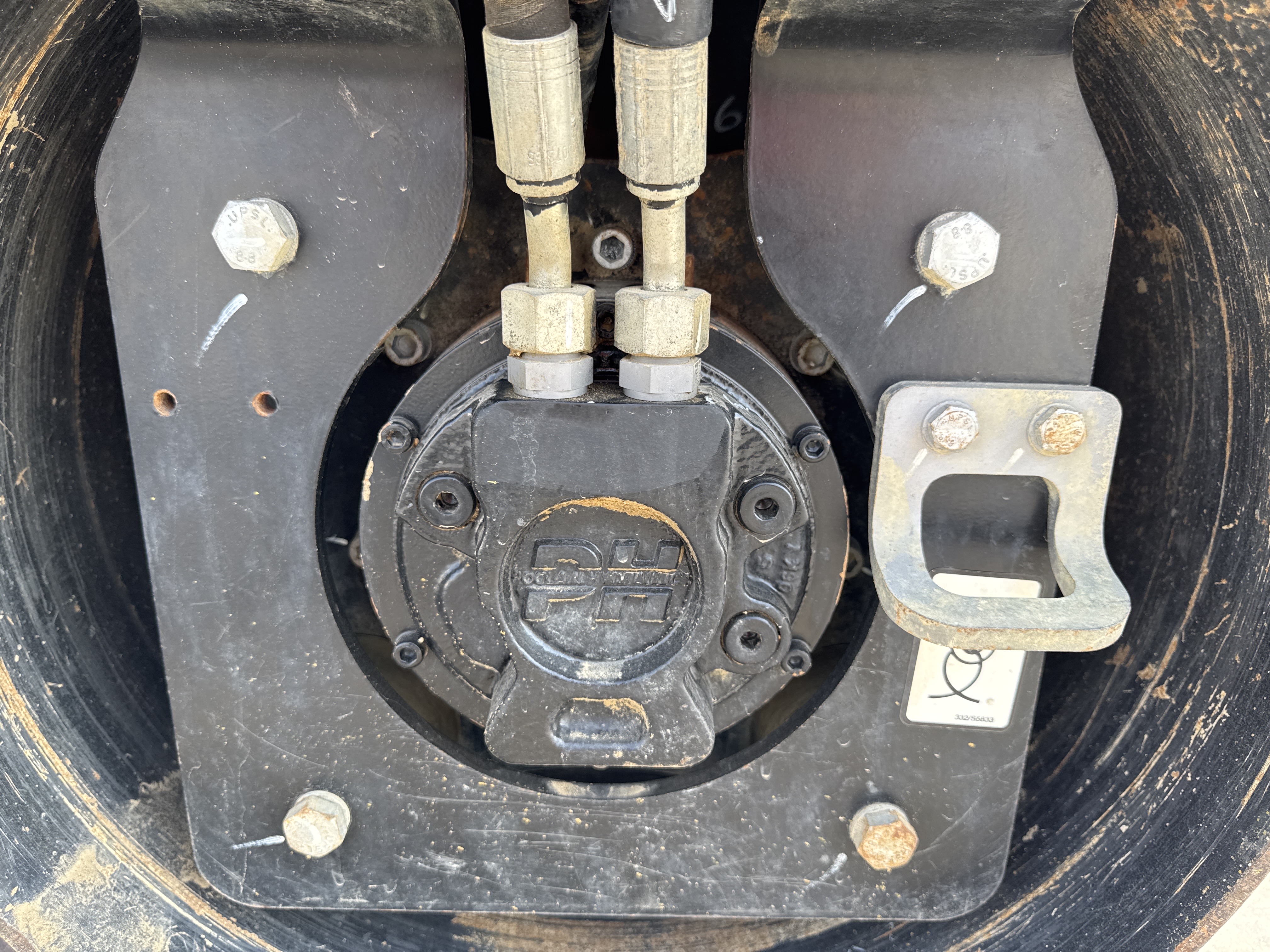 SRC-003-JCB-CT160-80-Tandem-rollers-inspection-Chassis-Rear-drum-mounting-bolts-2