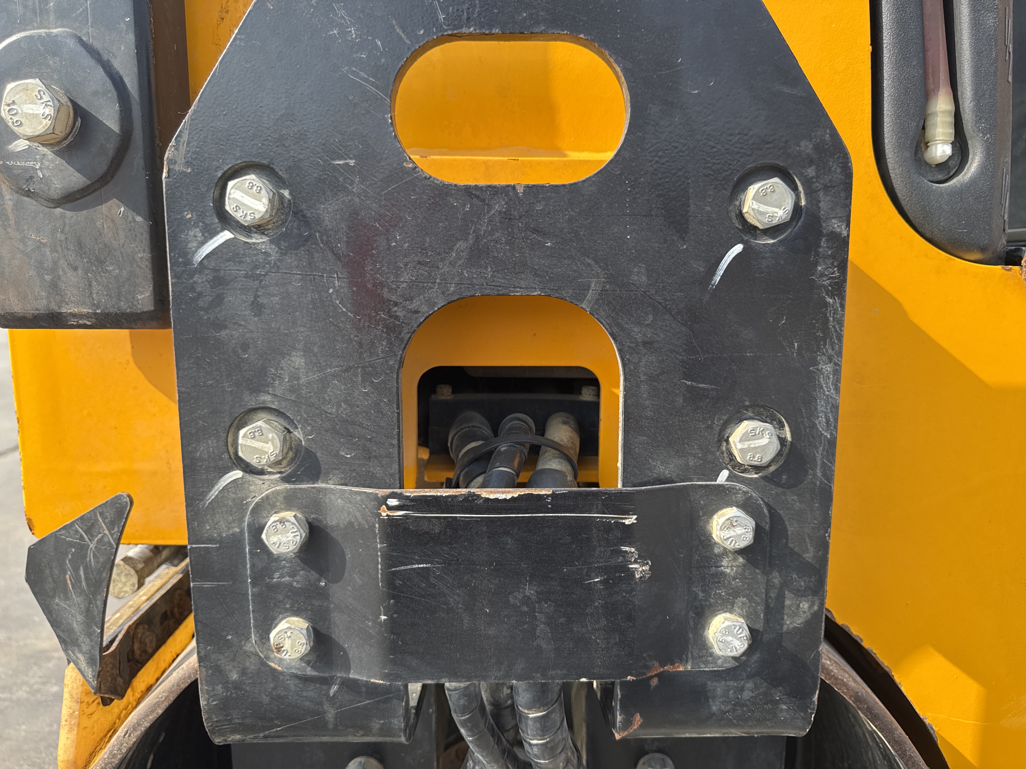 SRC-003-JCB-CT160-80-Tandem-rollers-inspection-Chassis-Rear-drum-mounting-bolts-2