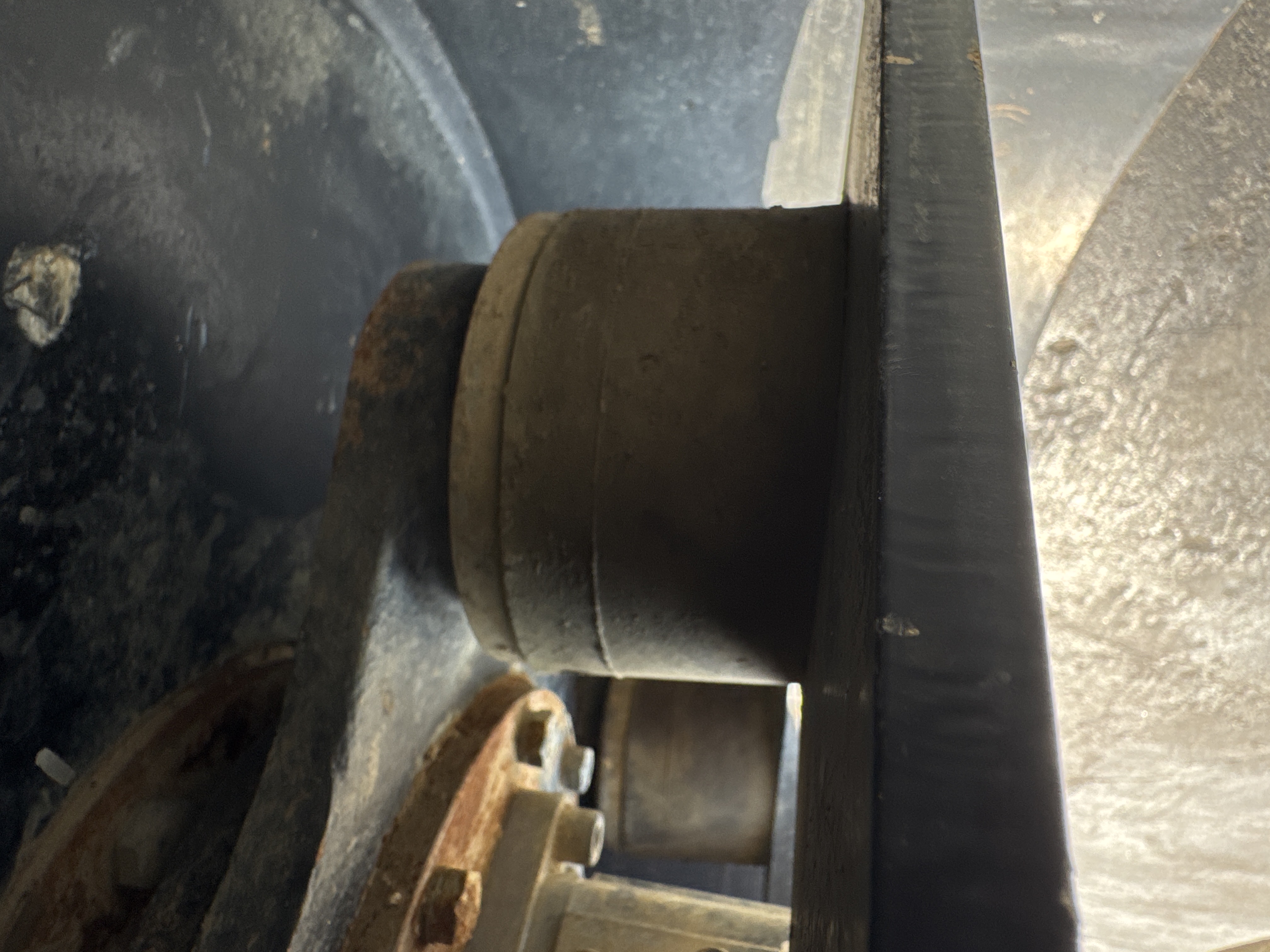SRC-003-JCB-CT160-80-Tandem-rollers-inspection-Chassis-Front-isolation-buffer-2