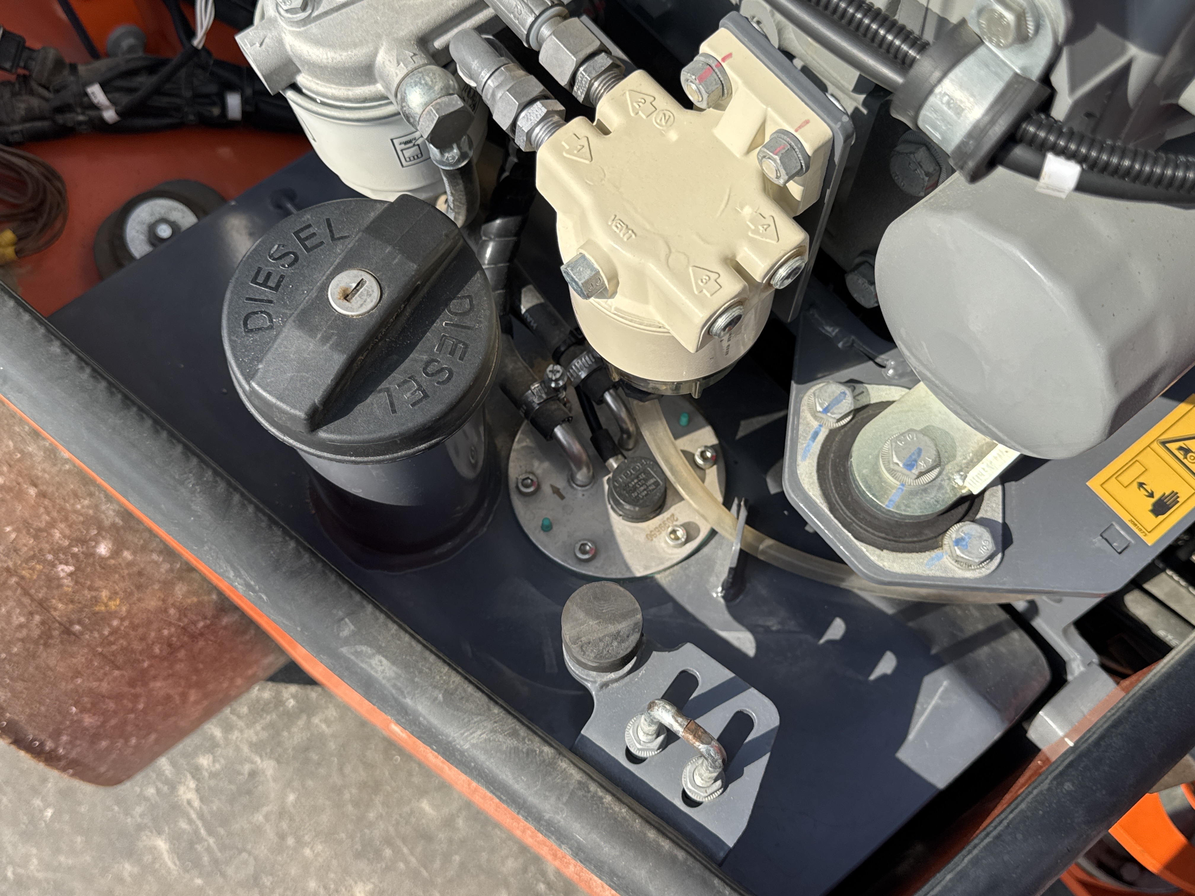 SRC-002-Hamm-HD-12-VV-Tandem-rollers-inspection-Engine-Fuel-tank-2